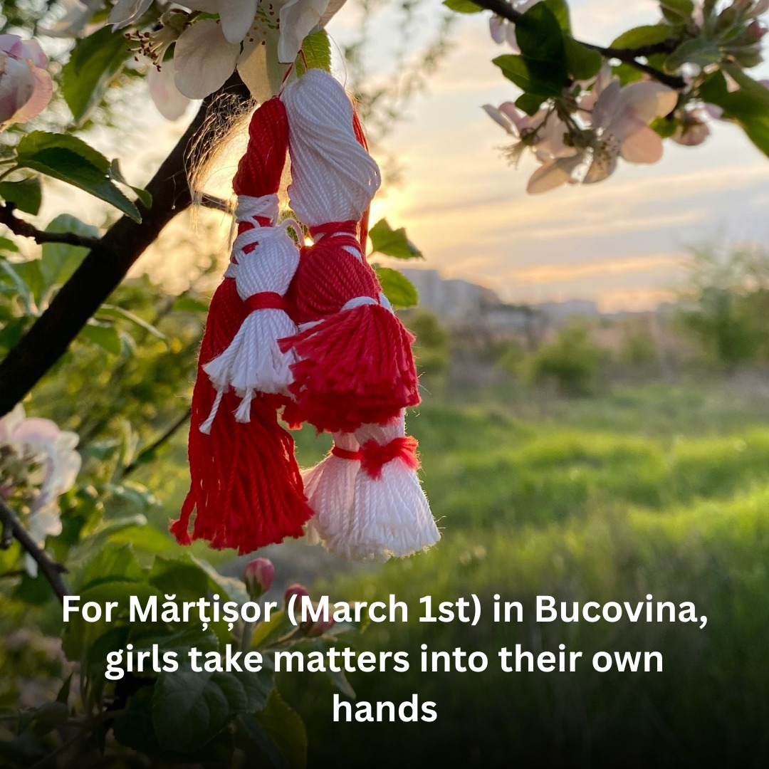 🇷🇴De Mărțișor, în Bucovina, fetele oferă mărțișoare băieților — mici talismane legate cu șnur alb și roșu. Un gest delicat care vestește primăvara, reînnoirea și, uneori, o frumoasă răsturnare de roluri.
Tradițiile aici nu sunt doar povești din trecut. Sunt vii. Se oferă, se primesc, se poartă aproape de inimă.
La Fox Chalet, te invităm să descoperi Bucovina așa cum este ea — autentică, caldă, cu obiceiuri care încă se trăiesc, nu doar se povestesc.
🇺🇸For Mărțișor in Bucovina, girls take matters into their own hands and offer mărțișoare — small charms tied with red and white string — to boys.
A delicate gesture that welcomes spring, renewal, and sometimes a graceful reversal of roles.
Here, traditions are not just stories from the past. They are lived, exchanged, and worn close to the heart.
At Fox Chalet, we invite you to experience Bucovina as it truly is — authentic, warm, and rooted in customs that are still practiced, not just remembered.
🔗 // Learn more in our bio link
#FoxChalet | #FoxChaletBucovina | #Martisor | #RomanianTraditions | #DiscoverBucovina | #TravelWithMeaning | #CulturalTravel #roadtofoxchalet