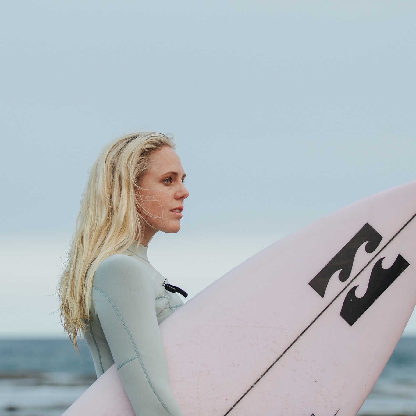 Laura Enever is fearless in the lineup, chasing the ocean’s biggest swells and pushing the limits of big-wave surfing. In Big Wave Energy, she shares her journey from childhood waves to setting a Guinness World Record on Oahu’s North Shore — a story of courage, resilience, and pure ocean obsession. Read the full story via the link in bio and get inspired by her unstoppable energy.
@lauraenever
Image: @mattdunbarphoto
#BigWaveEnergy #LauraEnever #SurfCulture #WomenInSurf #NorthernRiversNSW #GoldCoastSurf #ChaseTheWave #SurfLife #OceanStories #LocaleMagazine