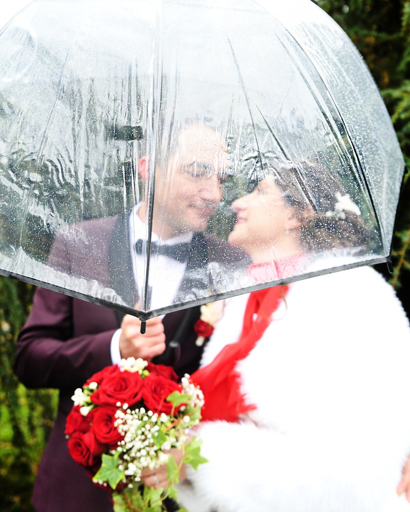 ⛈️ Mariage pluvieux ⛈️ ??? ... Pas de panique, il y a toujours des solutions.
Tout d'abord, nous allons regarder si un endroit à couvert s'y prête dans les environs. Ensuite si vous voulez garder le côté extérieur et nature, j'ai des parapluies à disposition des deux mariés pour de belles photos lumineuses.
⛈️ Mariage pluvieux, mariage heureux ! 🤩
*************
Moi c'est Kristell et je capture vos moments de vie ❤️
Infos/Résas : www.ateliercerfvolant.fr - ateliercerfvolant@gmail.com - 06.11.32.26.04
Loire / Rhône / Haute-Loire & MORE
#weddingphotography #weddingdayphoto #weddinginspiration #mariage2026 #mariage2027 #mariagesaintetienne #mariageloire #mariagerhone #mariagerhonealpes #photographemariagesaintetienne #futurmariee #weddingday