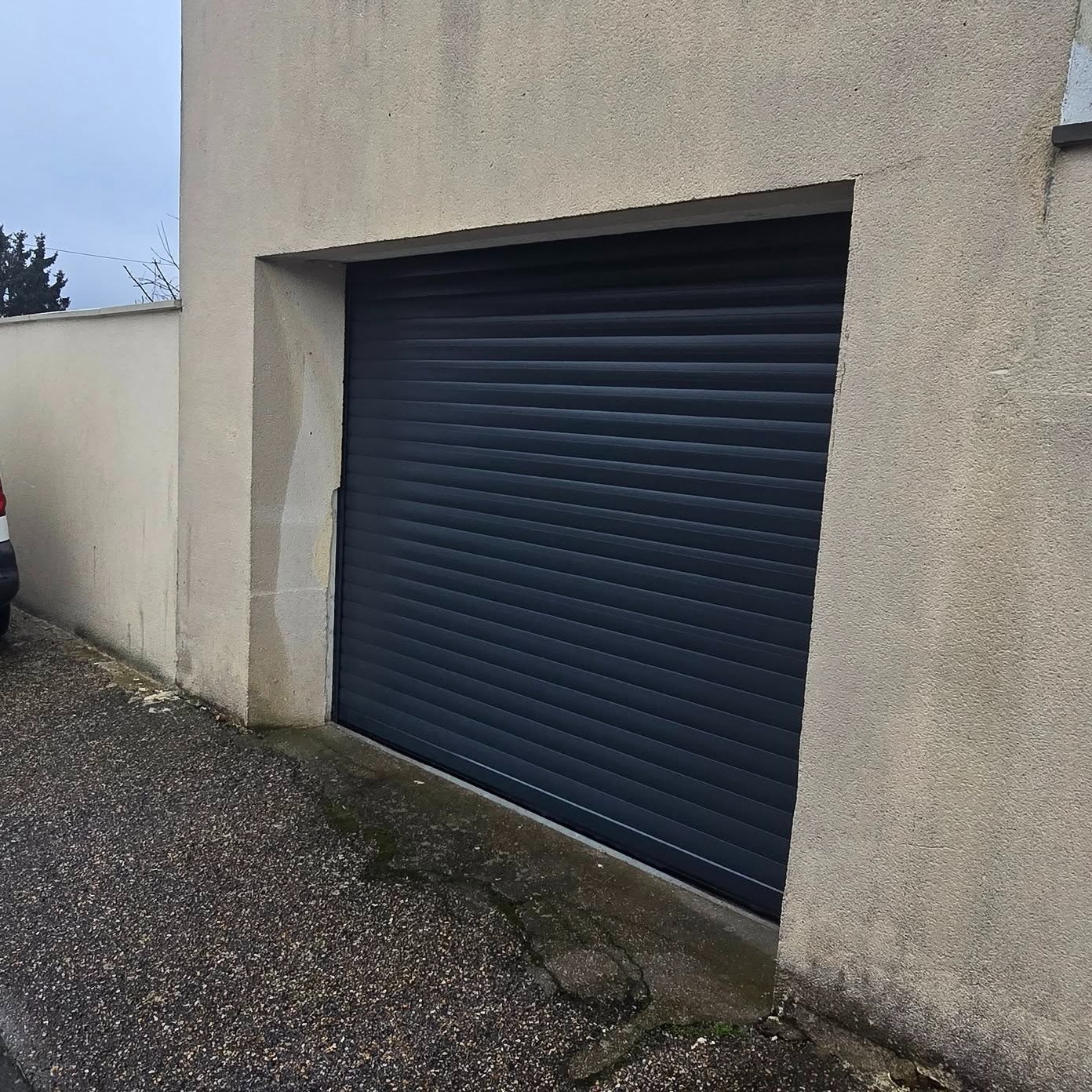 🔧 Rénovation pratique et sécurisée – Réalisation GMS ALU
L’ancienne porte latérale en bois avait fait son temps. Nous avons donc procédé à son remplacement pour apporter plus de confort, de sécurité et de modernité.
👉 Installation d’une porte de garage enroulable à grandes lames Aluminium isolées, en RAL 7016, parfaitement intégrée à l’existant.
⚙️ Motorisation Somfy io pour un fonctionnement fluide et fiable
🛡️ Sécurité renforcée avec :
• système anti-écrasement
• alarme anti-soulèvement
📲 Pilotable en domotique pour un contrôle simple et connecté
✔️ Fabrication et pose sur mesure
✔️ Solution compacte idéale pour optimiser l’espace du garage
📍 GMS ALU – Bureau à Pont-de-l’Arche (27340)
📞 02 35 91 07 23
📧 contact@gmsalu.com
👉 Envie de moderniser votre garage ? Contactez-nous pour votre projet !
#GMSALU #PorteDeGarage #PorteEnroulable #RAL7016 #Somfy #MaisonConnectée #MenuiserieAluminium #Rénovation #Normandie #PontDeLArche