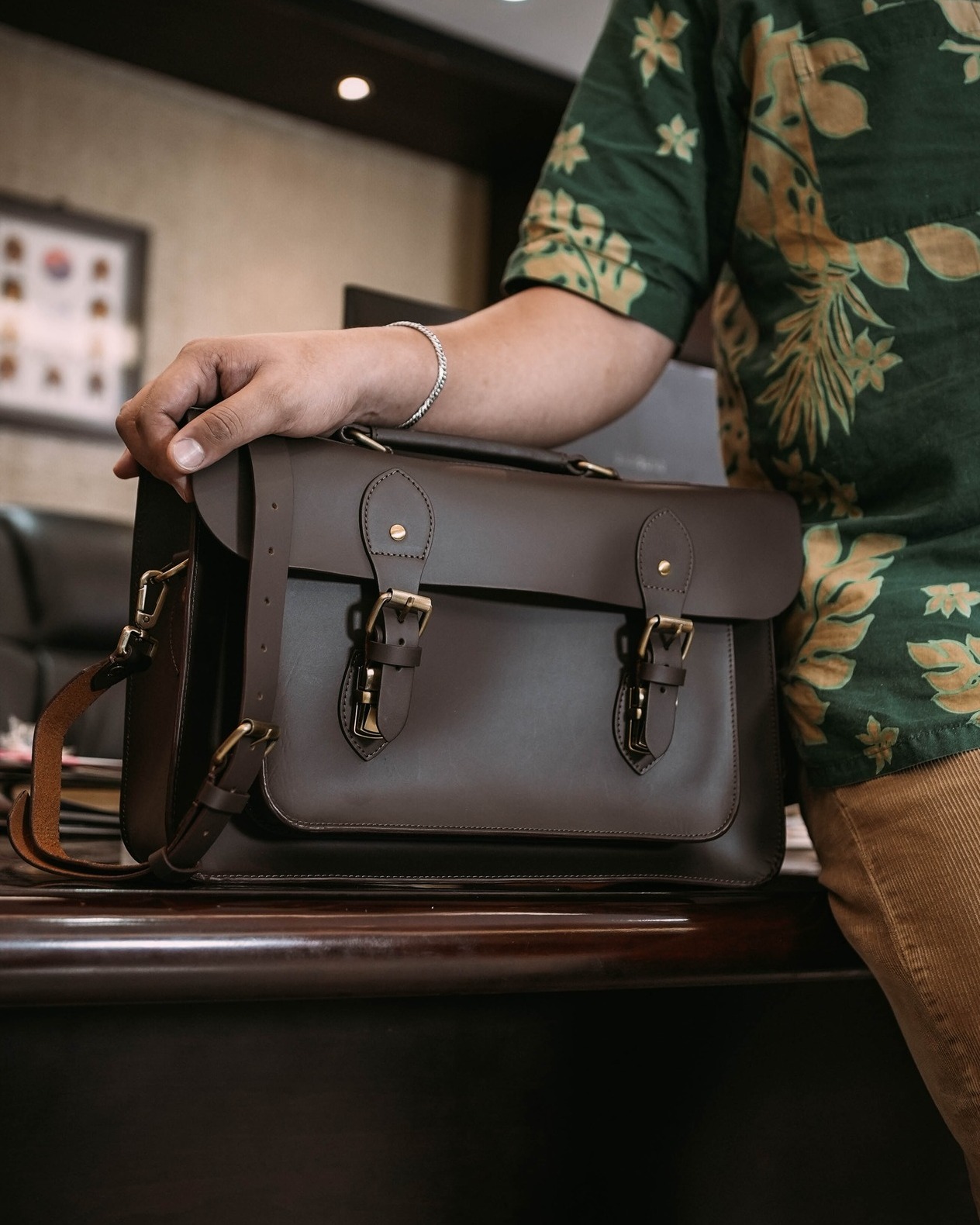 Happy weekend. Summer loading — calendars filling, plans unfolding✨ How are your first weeks of summer shaping up?☺️
💼 Lukas Satchel - Dark Brown
📍 SM Megamall, 3rd Level, Mega B
💳 www.theschoolofsatchel.com