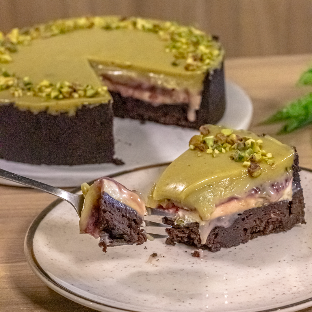Limeira tem uma Maravilha do Mundo! đâđ
â
Torta 8Âș Maravilha đ
Base de Negresco, camadas de brownie, creme de Leite Ninho, geleia de frutas vermelhas, brigadeiro de pistache, ganache de pistache e pedaços de pistache. đ
â
đ” Delivery ou Retirada: link na bio
â° Seg. a Sex.: 11h Ă s 21h
â SĂĄb., Dom. e feriados: fechado
â
#SweetSkull #ConfeitariaSkull #sobremesa #torta #ninho #negresco #pistache