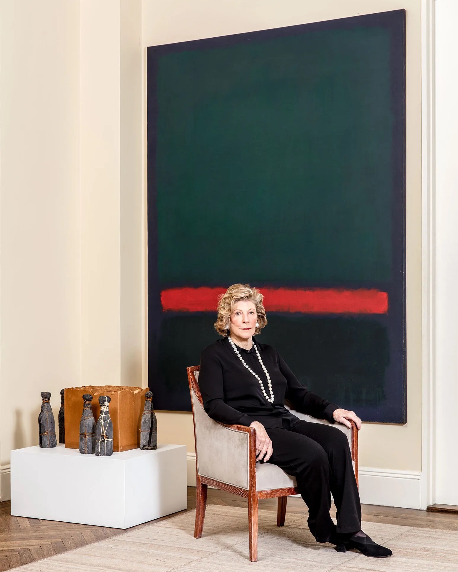 Agnes Gund died on September 18, 2025, at the age of 87. Heiress to banker George Gund II and educated in art history at Harvard University, she devoted her life to contemporary art and social justice.
She purchased her first work in 1964, a sculpture by Henry Moore, and developed a major collection in the 1960s. A great patron of the arts, she founded Studio in a School in 1977 to reintroduce arts education into public schools. She also joined the MoMA's international council in 1967, its board of directors in 1976, and served as president of the museum from 1991 to 2002. She oversaw the expansion which doubled the exhibition space, and played a key role in the merger with PS1 in Queens. While MoMA had mainly promoted its 19th- and 20th-century collections in the 1970s and 1980s, she made sure to strengthen the place of contemporary art during her term.
Her personal collection included major works by Mark Rothko, Cy Twombly, Joseph Cornell, Jasper Johns, Ellsworth Kelly, Frank Stella and Roy Lichtenstein. Almost all of it has been promised to museums. In May 2026, Christie's in New York will auction three of them : ‘No. 15 (Two Greens and Red Stripe)’ by Rothko, created six years after Rothko began shifting his palette toward darker tones and one of the seven works acquired directly from the studio and still owned by their original buyer; ‘Untitled’ (1961) by Twombly, emblematic of his Roman period with its expressive graffiti-like marks; and ‘Untitled (Medici Princess)’ by Cornell, from the artist’s Renaissance-inspired series made with found materials.
In 2017, she sold Lichtenstein's ‘Masterpiece’ (1962) for $165 million to Steven Cohen and created the Art for Justice Fund: more than $127 million was redistributed to fight racial inequalities linked to mass incarceration. She also supported reproductive rights : in 2019, she co-chaired Sotheby's “By Women, For Tomorrow's Women” with Oprah Winfrey. She sold Carmen Herrera's Blanco Y Verde and, in November 2023, another Lichtenstein for the benefit of the Groundswell Fund. In total, Gund donated more than 1,500 works to museums.
#agnesgund #agnesgundcollection #artcollection #contemporaryart