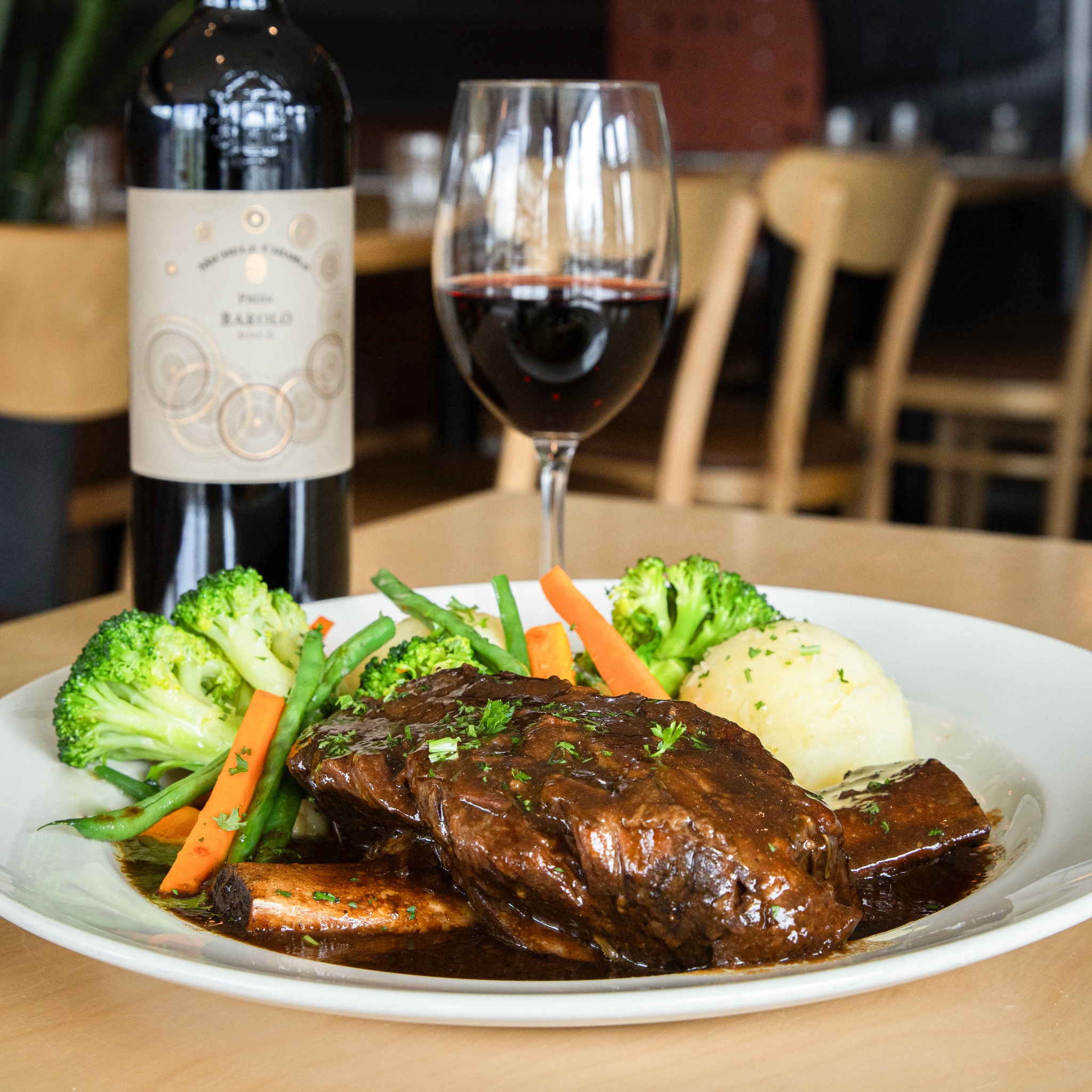 Un classique qu’on ne se lasse jamais de savourer : notre côte de bœuf braisée.
Préparée maison, mijotée longuement et remplie de saveurs. Un incontournable chez Angela & i.
https://www.angelani.ca/degustez-notre-menu