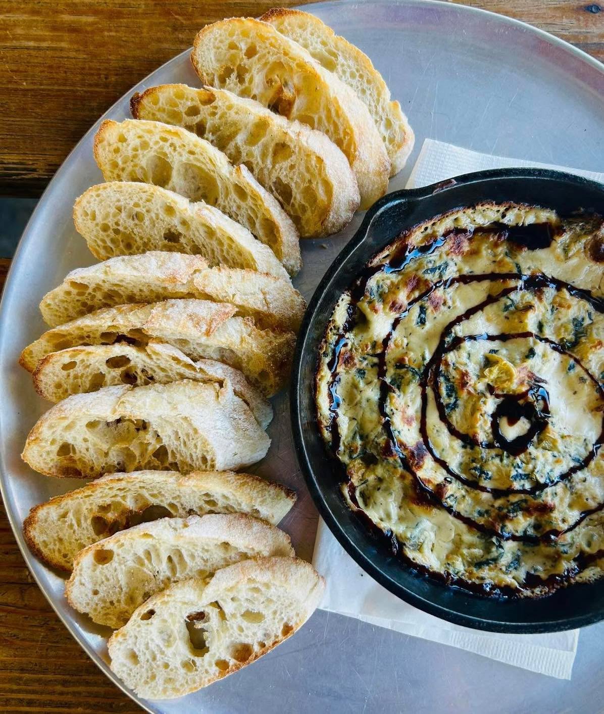 😋Spinach & Artichoke Dip appetizer! Artichoke hearts & chopped spinach with garlic and herbs in a blend of cheeses. Finished with balsamic glaze and served warm with crostini bread for dipping!
#artichokes #spinach #gvltoday #greenville360 #greenvillesc