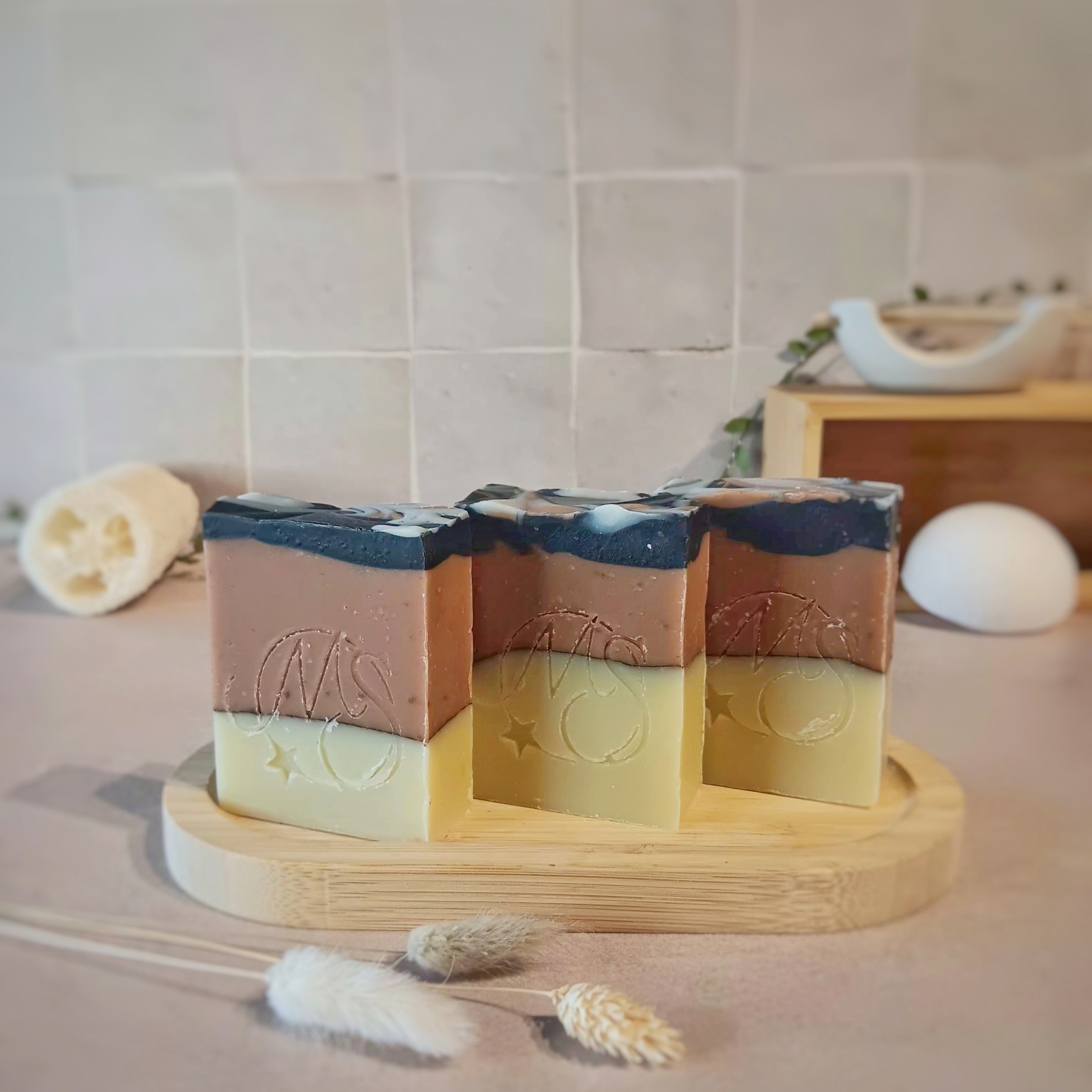 Pour être honnête, j'ai fait la même erreur que toi.
J'ai longtemps pensé que les savons "simples" étaient les plus moches.
Tu vois le genre uniformes, sans couleurs et austères qu'on a plutôt envie d'utiliser pour le ménage?
Et puis j'ai pris conscience qu'un savon pouvait être joli et exposé fièrement.
Ce produit du quotidien peut aussi contribuer à l'ambiance de ta salle de bain.
Depuis, je mets un point d'honneur à fabriquer des savons doux et naturels mais aussi beaux.
Car rien de mieux que prendre soin de soi avec un savon de qualité qui donne envie d'être utilisé!
#savonnerieartisanale #artisanefrancaise #faitmain