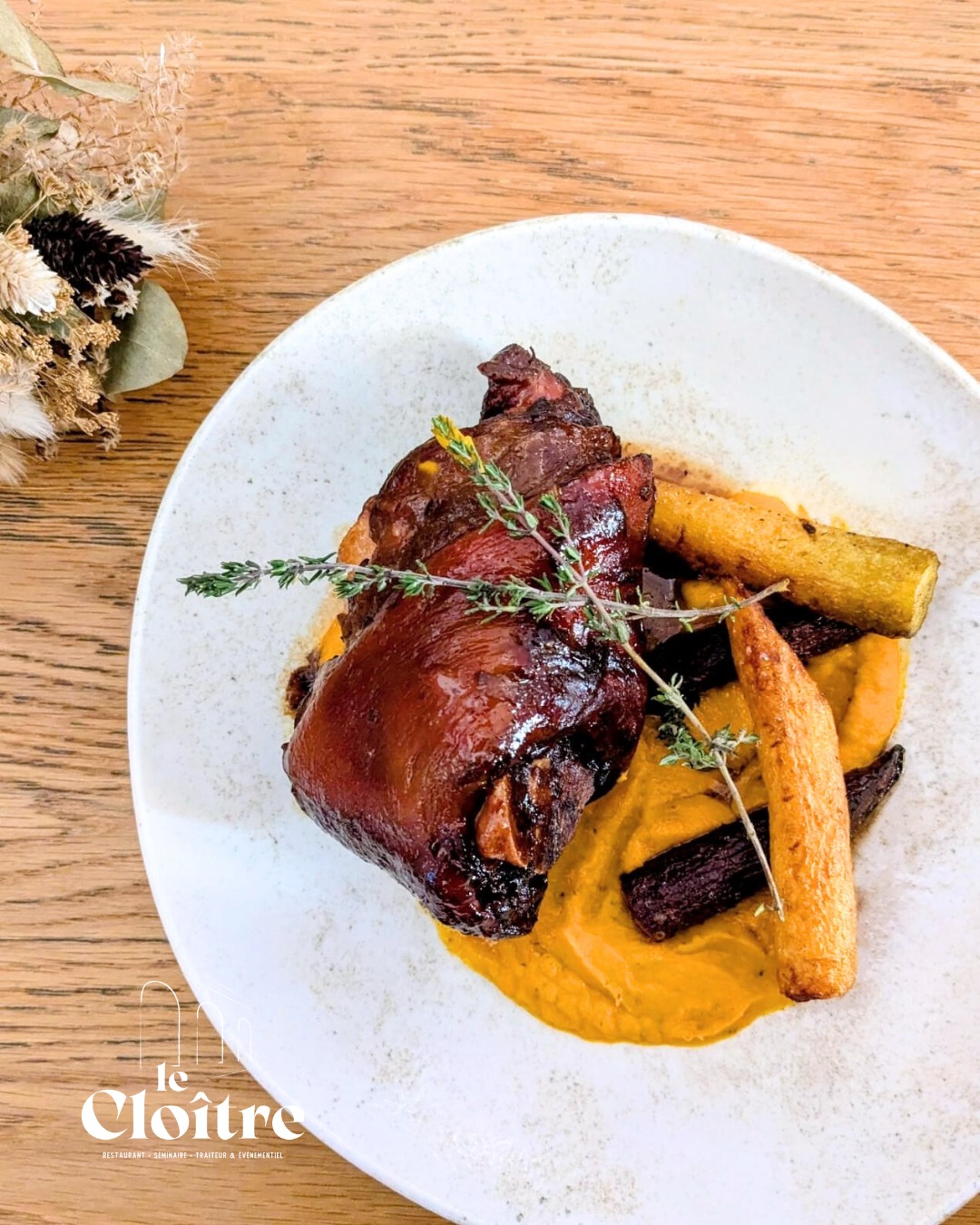 🥩 𝐋𝐞 𝐩𝐥𝐚𝐭 𝐠𝐞́𝐧𝐞́𝐫𝐞𝐮𝐱 𝐩𝐚𝐫 𝐞𝐱𝐜𝐞𝐥𝐥𝐞𝐧𝐜𝐞
Pour les amoureux de cuisine traditionnelle : notre jarret de porc, cuit à la bière, duo de carottes au cumin, est une invitation à la gourmandise. Une recette authentique, pleine de caractère, qui réchauffe les papilles.
🍷 À savourer dans l’ambiance chaleureuse du Cloître.
👉 À découvrir dans notre carte : https://www.restaurantducloitre.fr/a-la-carte
📞 Pensez à réserver : 03 85 89 18 91
Office de Tourisme et du Thermalisme de Bourbon-Lancy @bourbonlancytourisme
#LeCloître #NouvelleCarte #MenuSignature #Gastronomie #BourbonLancy #SaoneEtLoire #Terroir #CuisineFrançaise #RestaurantDeCharme #Saveurs #PrintempsEnCuisine