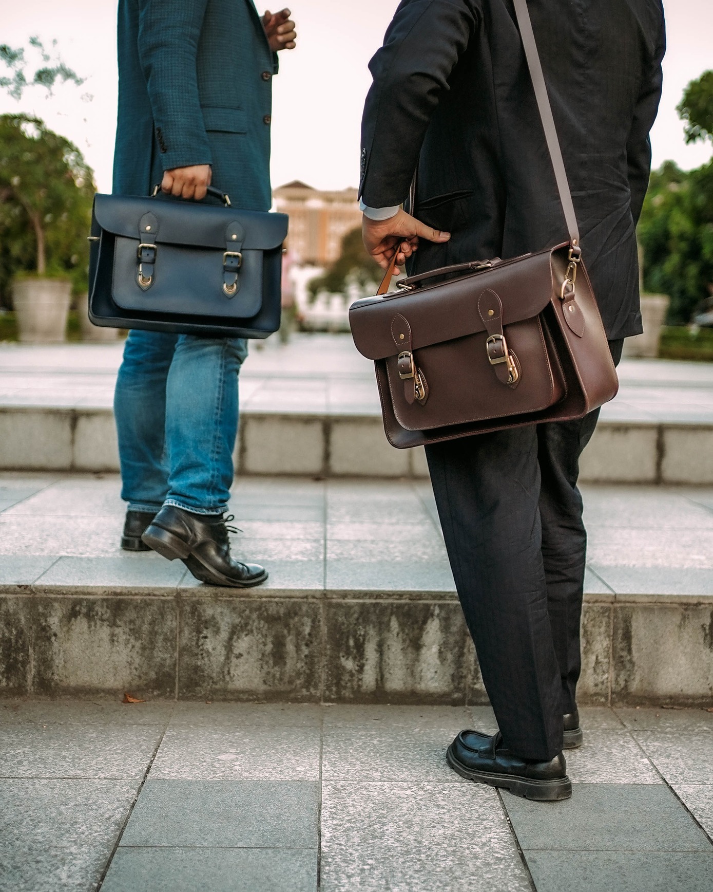 Good leather, better days ahead. Just a Sunday walk before the week begins again💖
💼 Lukas Satchel - Midnight Blue | Dark Brown
📍 SM Megamall, 3rd Level, Mega B
💳 www.theschoolofsatchel.com
#TheSchoolofSatchel #WorkBag #BagsforMen #PremiumLeather #leatherbag
