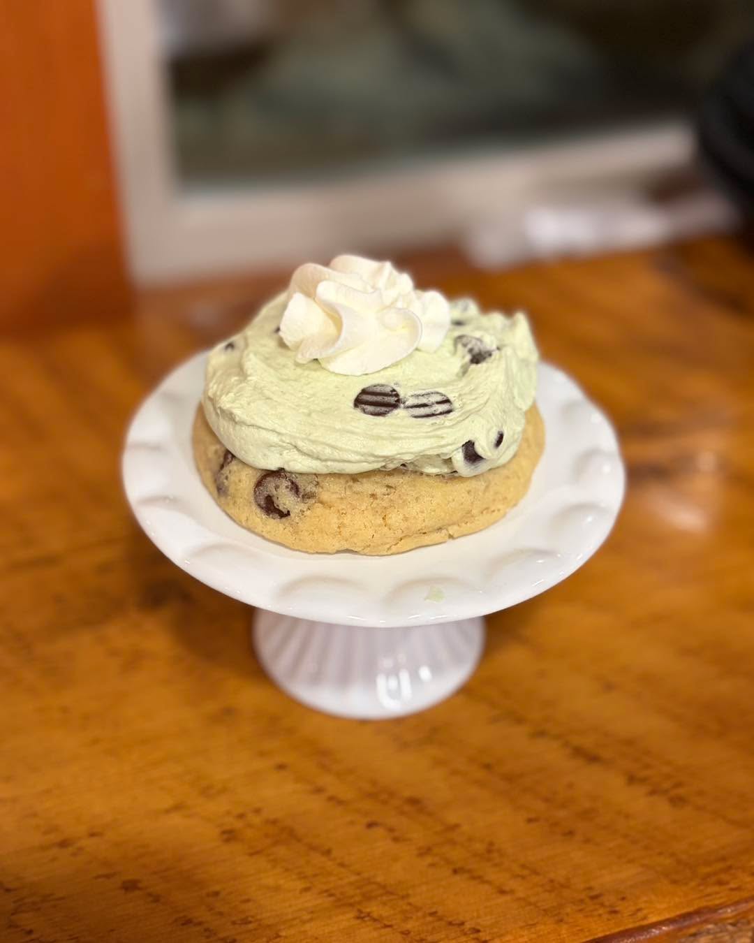 Another week, another round of cookie flavors! These ones are St. Patrick’s themed.
•Mint Chip
•Oreo Cheesecake
•Almond Pistachio
Unfortunately, due to weather, you’ll have to wait just a couple of extra hours until 9am on Monday 3/16 to get them. We’re going to have just a slightly delayed start.
As always, thank you to snickerdoodle_tasteofhome for baking them!