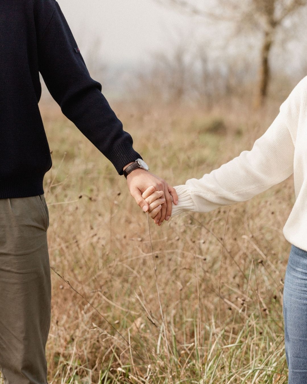 Cette séance photo de couple date ! Et je l’aime toujours autant, ça reste un beau souvenir, comme tellement de rencontres faites depuis toutes ces années 💛
Ici c’était la séance couple avant mariage !
Une petite pause en amoureux dans une longue année de préparatifs mariage.