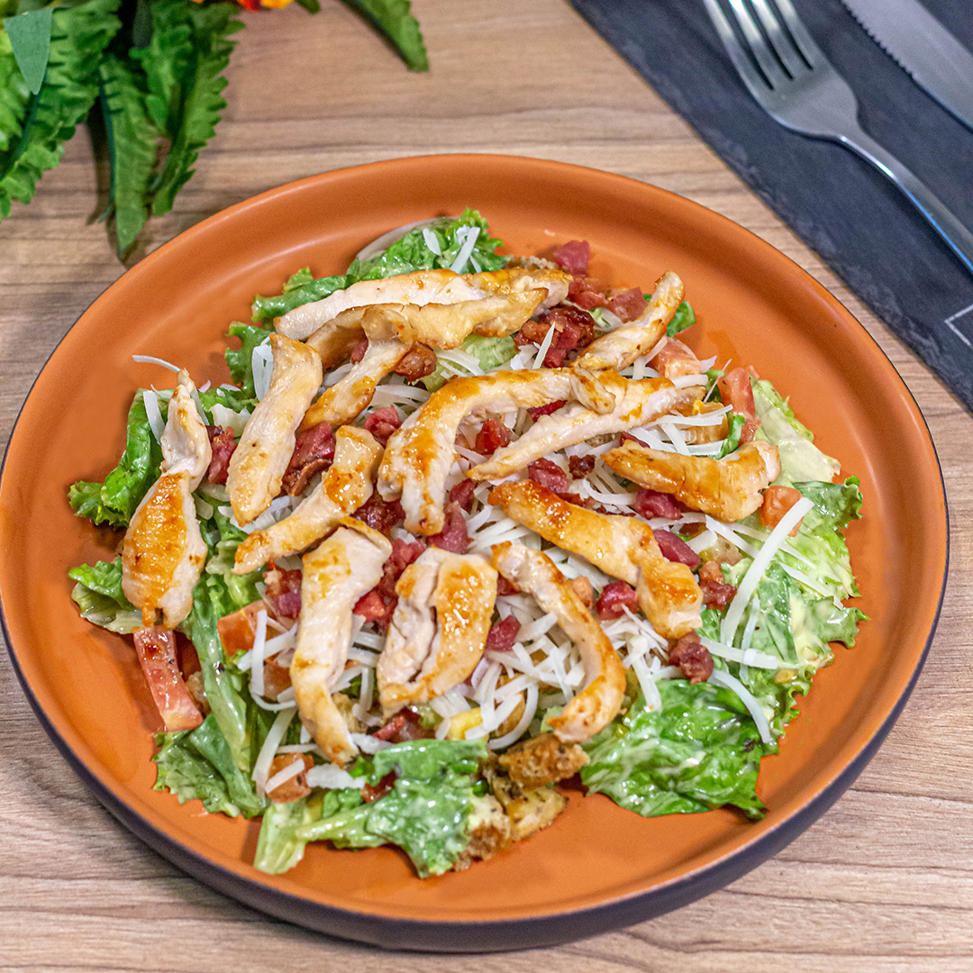 Para uma SUPER semana: Salada SUPER Caesar! đâ€
Alface com molho Caesar, tiras de frango grelhado, tomate em cubos, croutons, bacon e parmesĂŁo! A mais vendida da casa e com razĂŁo!
đ” Delivery ou Retirada: Link na Bio
â°Seg. a Sex. das 11h Ă s 21h
âSĂĄb., Dom. e feriados: Fechado
#SweetSkull #ConfeitariaSkull #salada #almoço