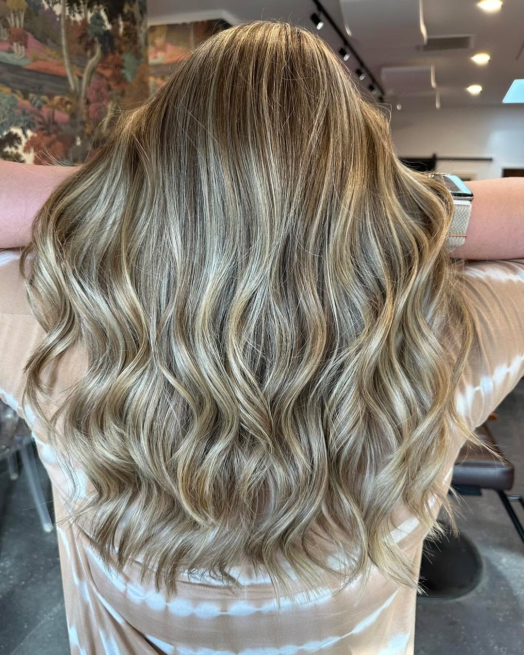 Stunning hair for Spring time 💕
Hair by @julia_hair.artist
•
•
•
#dimensionalblonde #blacksburgva #vahairsalon #salontherapy #hair