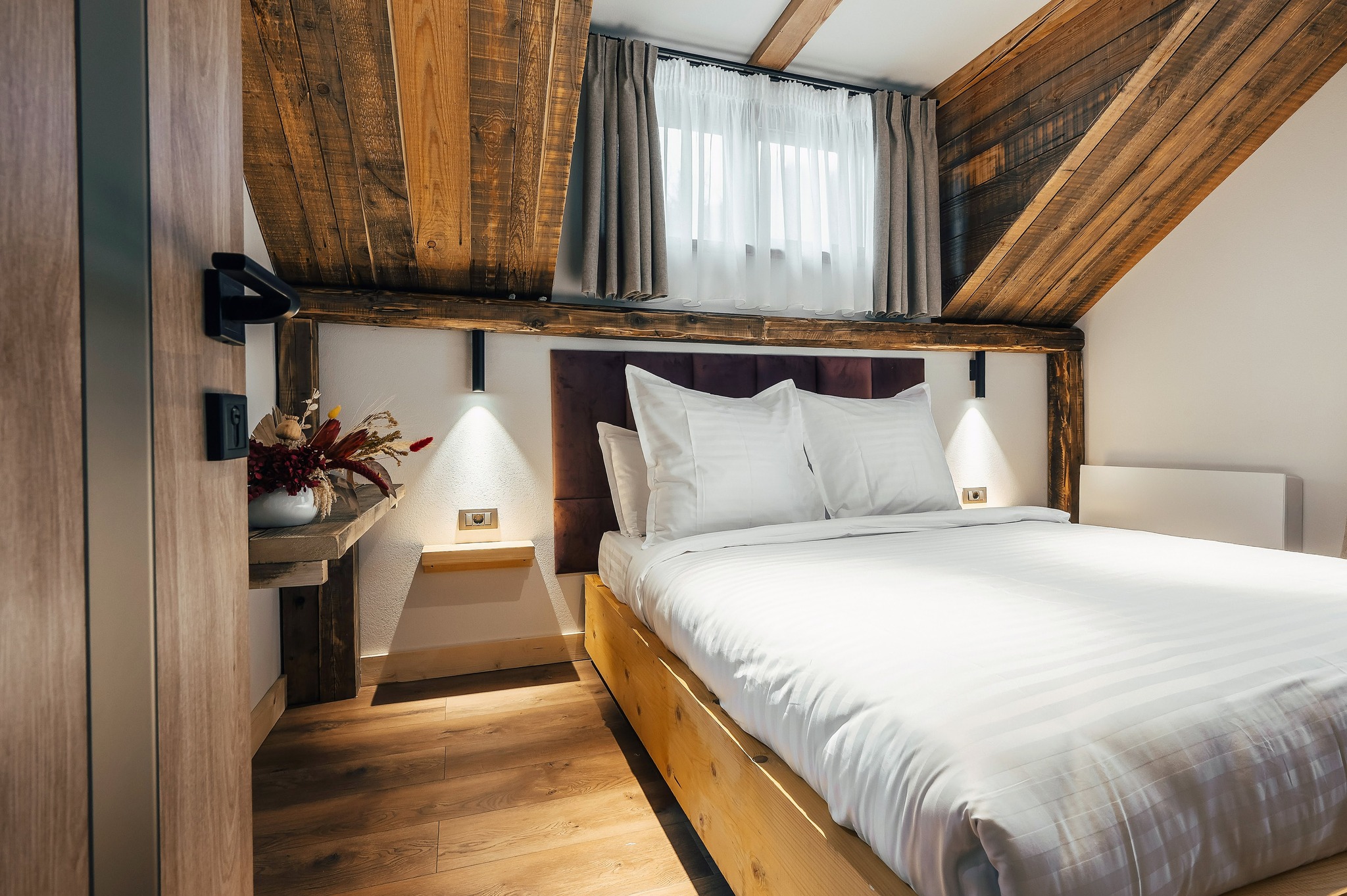 🇬🇧
Imagine waking up to the gentle rhythm of the Sălătruc Creek.
Fox S rooms are perfect for serene mornings, beautiful views, and thoughtfully designed comfort.
🇷🇴
Imaginează-ți că te trezești cu susurul lin al pârâului Sălătruc.
Camerele Fox S sunt perfecte pentru dimineți liniștite, priveliști frumoase și confort atent gândit.
🔗// Learn more in our bio link
#FoxChalet | #Bucovina | #ValeaSalatrucului | #SlowTravel | #NatureRetreat | #MountainLife | #DiscoverRomania | #BoutiqueStay | #TravelRomania | #HiddenRomania