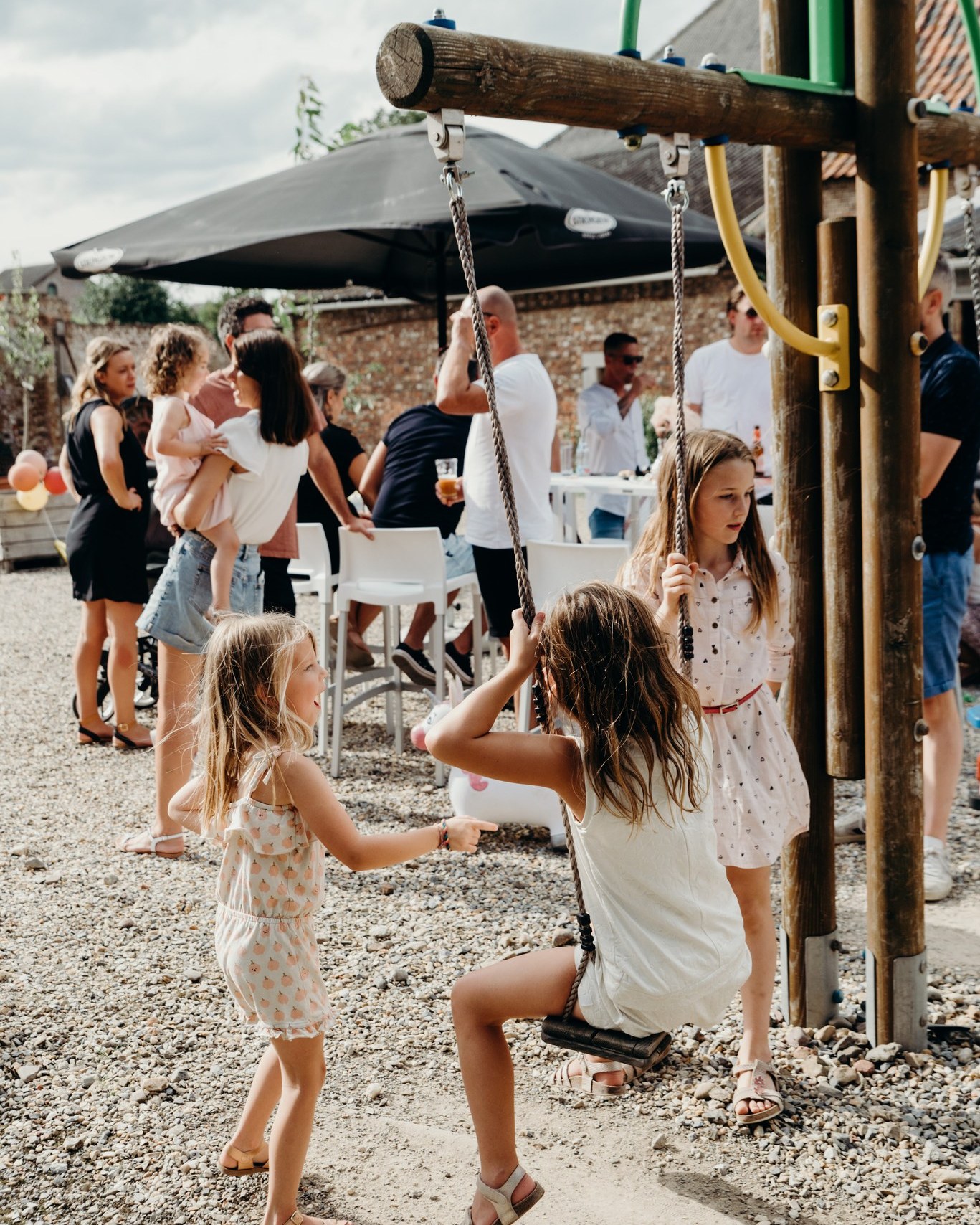 Wist je dat je bij Het Goed Van Gothem ook super gezellige communie- en lentefeestjes kunt organiseren? 🌸🎉
Een authentieke, warme locatie waar kinderen kunnen genieten en familie en vrienden gezellig samenkomen om deze bijzondere dag te vieren.
Meer weten? Mail ons gerust via ayla@kachet.be.
📷 @felixxboniface
#trouwfeest #evenement #kachetvenue #glamping