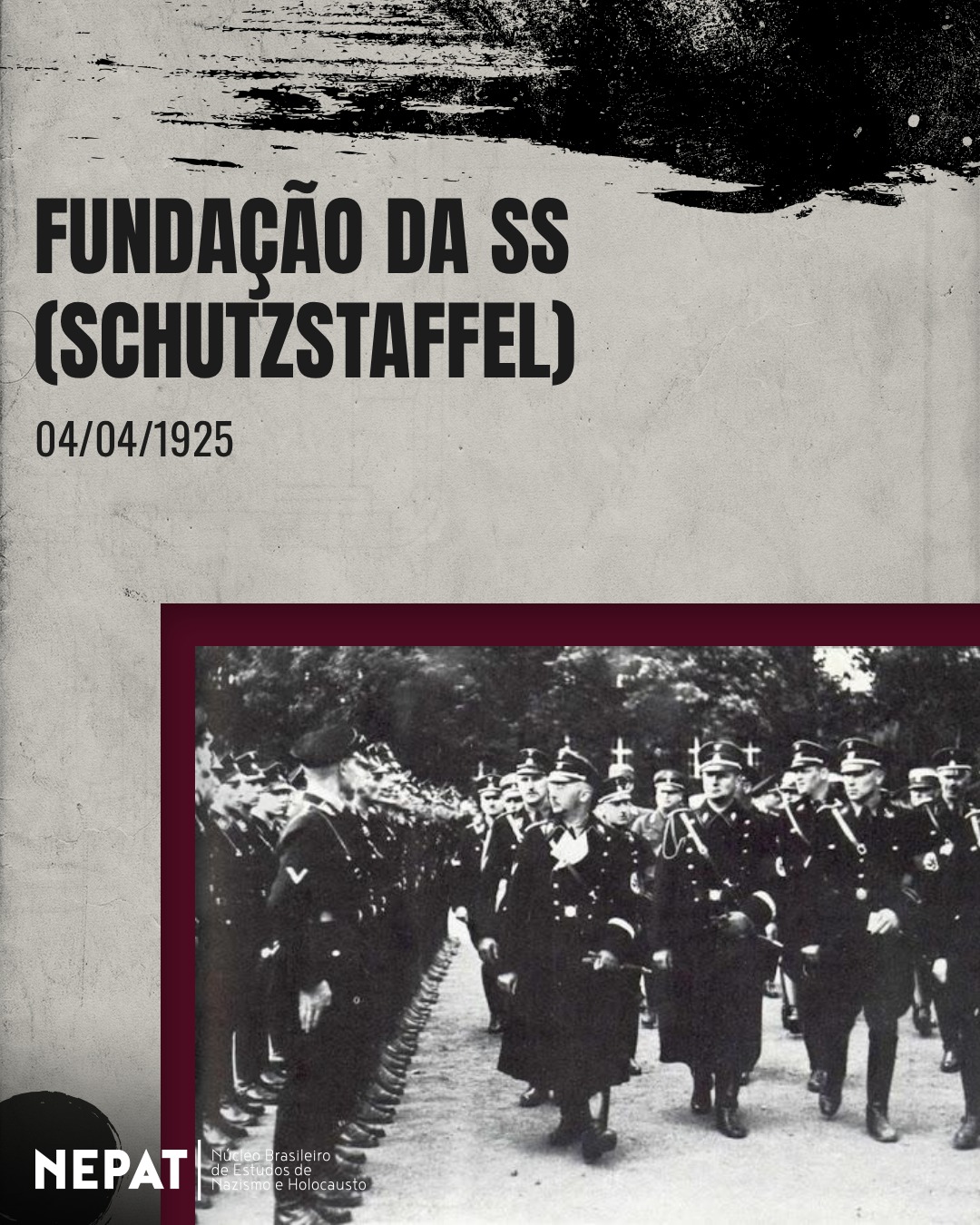 📅 No dia 4 de abril de 1925, foi fundada a Schutzstaffel (Tropas de Proteção), mundialmente conhecida pela sigla SS. Originalmente concebida como uma pequena unidade de guarda-costas pessoal para Adolf Hitler, a organização surgiu da necessidade do líder nazista de possuir uma tropa de elite que lhe garantisse lealdade incondicional, algo que ele já não encontrava na numerosa e, por vezes, turbulenta SA.
Sob a liderança de Heinrich Himmler, a SS deixou de ser apenas um grupo de segurança para se tornar a "vanguarda" do Terceiro Reich. Como aponta o historiador Christian Ingrao, a SS pretendia encarnar o futuro da Alemanha; por isso, seus membros eram escolhidos criteriosamente através de rigorosos "exames raciológicos" baseados no fenótipo para compor a chamada “elite ariana”. Pautada pelo lema “minha honra chama-se lealdade”, a SS transformou-se no braço mais temido do regime.
Com o tempo, a organização passou a englobar os principais órgãos de controle e terror nazista, como a Gestapo (polícia secreta) e o SD (serviço de inteligência). Além disso, contava com seu exército próprio, as Waffen-SS, e as temidas SS-Totenkopfverbände (Unidades da Caveira), responsáveis diretas pela administração dos campos de concentração e de extermínio.
Como lembra a filósofa Hannah Arendt, a SS cuidava para que a ideia da morte e do terror jamais estivesse distante da imaginação de suas vítimas. Eles foram os principais executores da "Solução Final", transformando o ódio ideológico em uma máquina burocrática e sistemática de extermínio. Compreender a SS é um passo fundamental para entender a complexa cadeia de responsabilidades que manteve o regime nazista em funcionamento.
🎙 Vamos falar com mais detalhes sobre o funcionamento e a estrutura desta organização no episódio desse mês da nossa série especial sobre as Organizações do Terceiro Reich no podcast Desnazificando.
📚 Referências bibliográficas:
“A Chegada do Terceiro Reich” e “O Terceiro Reich no Poder”, de Richard J. Evans.
“Crer e destruir: Os intelectuais na máquina de guerra da SS nazista”, de Christian Ingrao.
“Eichmann em Jerusalém: um relato sobre a banalidade do mal”, de Hannah Arendt.