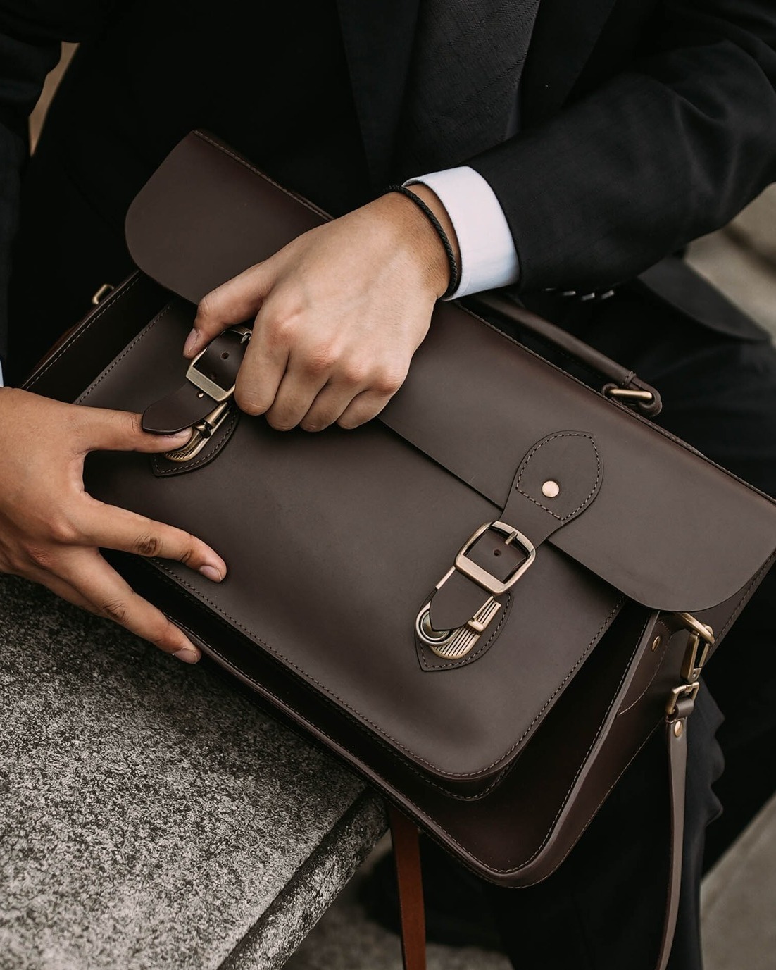 Closing the week on a high note✨ Full-grain, vegetable-tanned leather made for days like this💯
💼 Lukas Satchel - Dark Brown
📍 SM Megamall, 3rd Level, Mega B
💳 www.theschoolofsatchel.com
#TheSchoolofSatchel #WorkBag #BagsforMen #PremiumLeather #leatherbag