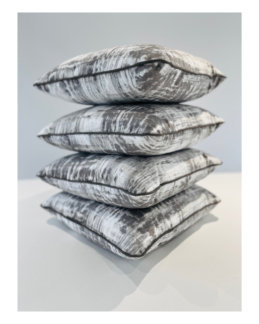 Something a bit different to my usual projects, this little quartet is made from a super deluxe fabric by @blackedition_byromo and piped with a cord from @samuelandsons It's a velvet and although not super thick, it's weighty and oozes quality, even cutting it was impressive!
#cushionmakers #fulham #tootingnewsie #interiorinspo #balhamnewsie #softfurnishing #TootingBec #southlondon #softfurnishings #tooting #balhammums #southwestlondonmums #tootingmums #balhamlife #madetomeasure #cushioncovers #cushioncover #cushions #cushionstyle #CushionLove #earlsfield #handmade #maker #balham #wandsworth #localmaker #localmakers #bespoke #smallbusiness