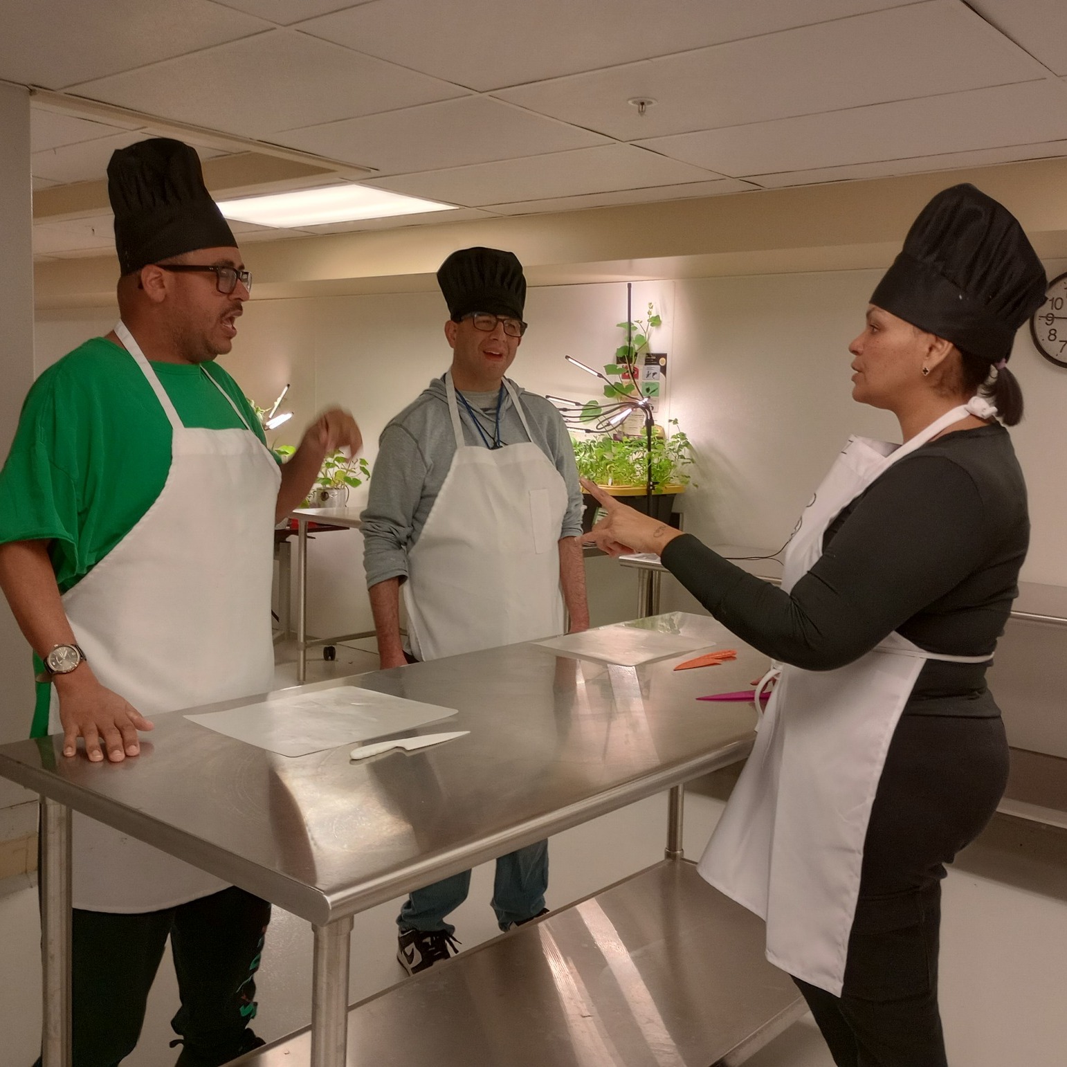 We recently kicked off an exciting arts residency experience with Chef Liz at CCE! 👩🍳🎨
Through this hands-on program, participants are learning kitchen safety, food preparation, and basic cooking skills while building confidence and creativity in the kitchen.
Programs like this help create meaningful opportunities for learning, independence, and self-expression.
#Shadowfax #InclusiveArts #LifeSkills #CommunityConnections