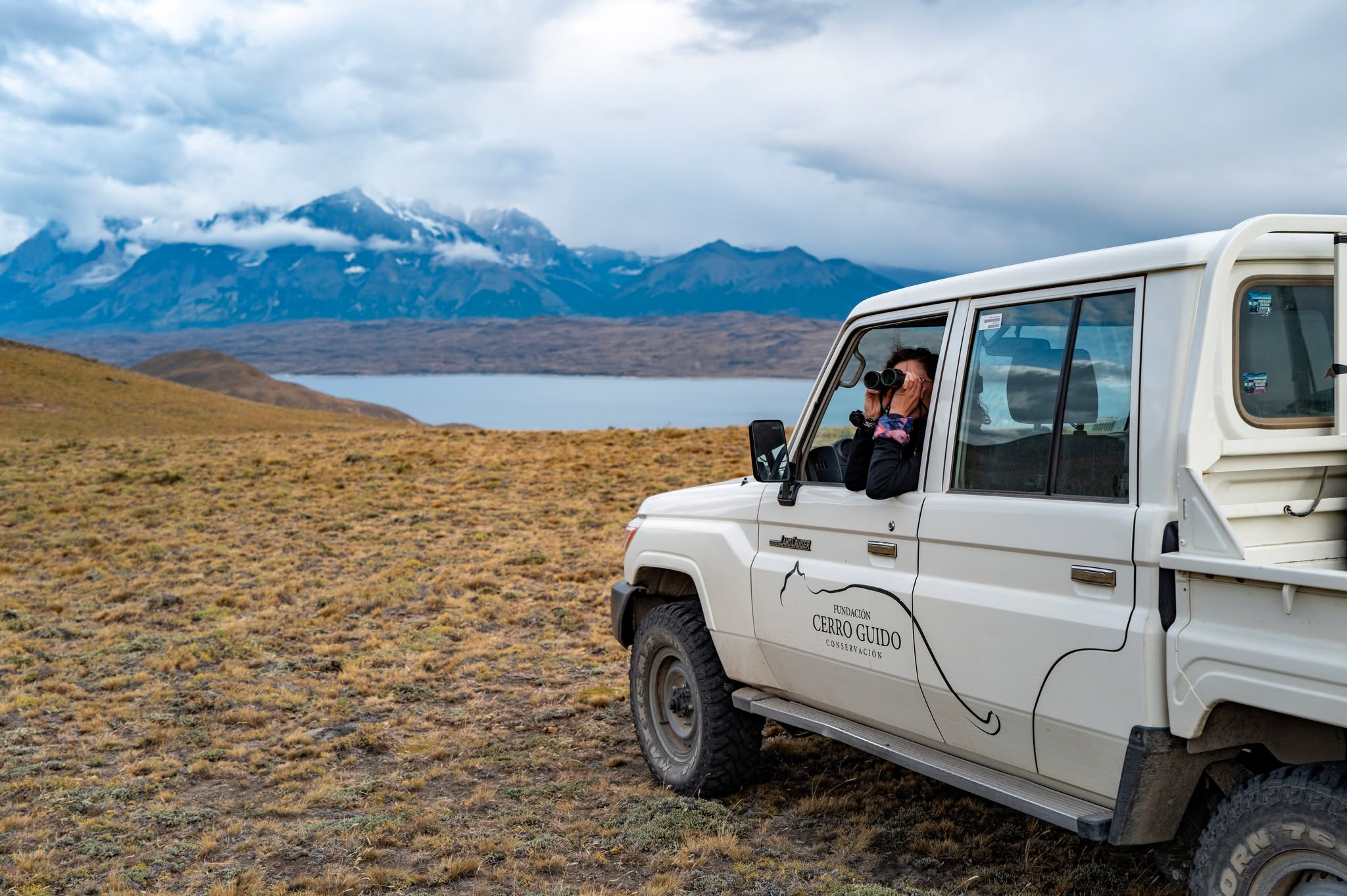 La conservación en Cerro Guido se construye paso a paso 🌿🐾
Nuestro equipo de trackers recorre el territorio día a día, monitoreando fauna, registrando datos y generando información que permite que la ciencia guíe cada decisión.
Cada huella, cada registro y cada observación forman parte de un modelo de conservación que combina conocimiento, experiencia y un profundo compromiso con la Patagonia.
📸: Michael Rivers
—
Conservation at Cerro Guido is built step by step 🌿🐾
Our team of trackers moves across the territory every day, monitoring wildlife, recording data, and generating the information that allows science to guide each decision.
Every track, every record, and every observation contributes to a conservation model rooted in knowledge, experience, and a deep commitment to protecting Patagonia.
📸: Michael Rivers
#Trackers #ScienceInTheField #PatagoniaWildlife #Patagonia #CerroGuido