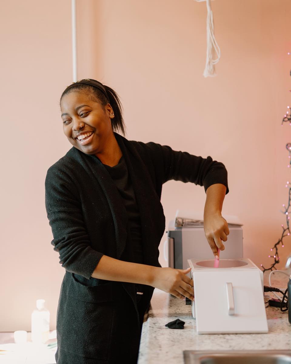 A little peek into a waxing appointment ✨ Camorie makes it look easy — and honestly, with her? It really is 😄🫶🏻🌙
Ready to experience it for yourself? Book with Camorie via the link in bio 🔗
#TeamSpotlight #IndyWomen #IndyBeauty #NaturalBeauty #ThingsToDolnIndy #IndyBrows #SelfCarelndy #browthreading #PMUbrows #combinationbrows #nanobrows #fishersindiana #indypmu #FacialFeels #SelfCareFirst