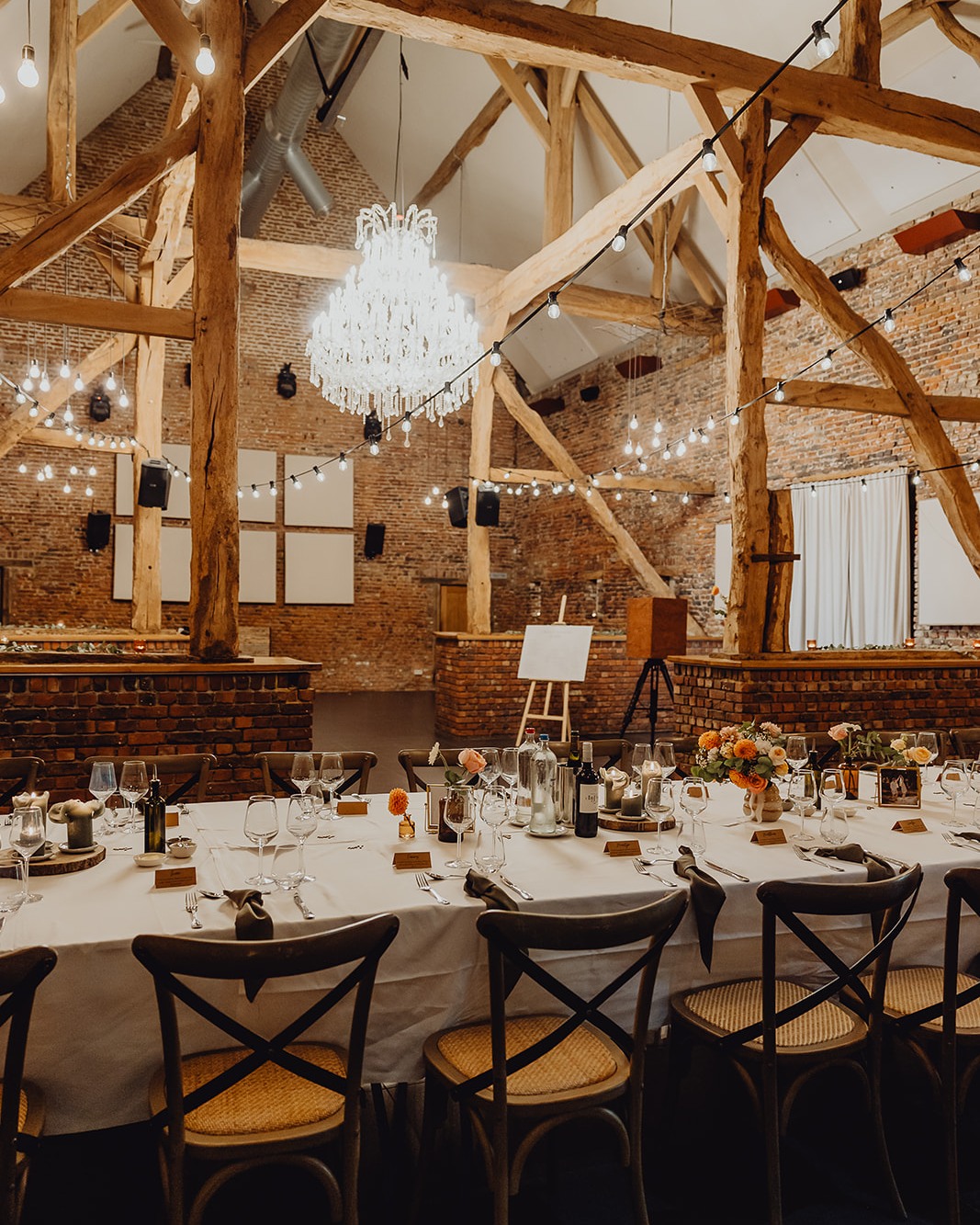 Een ruimte met karakter.
Elegante kroonlusters, robuuste houten balken… eclectisch is het woord dat Het Goed Van Gothem het beste omschrijft.
Geef je volgende feest een magische touch. ✨💛
📷 @maryshootspeople_photography_
#trouwfeest #evenement #kachetvenue #glamping