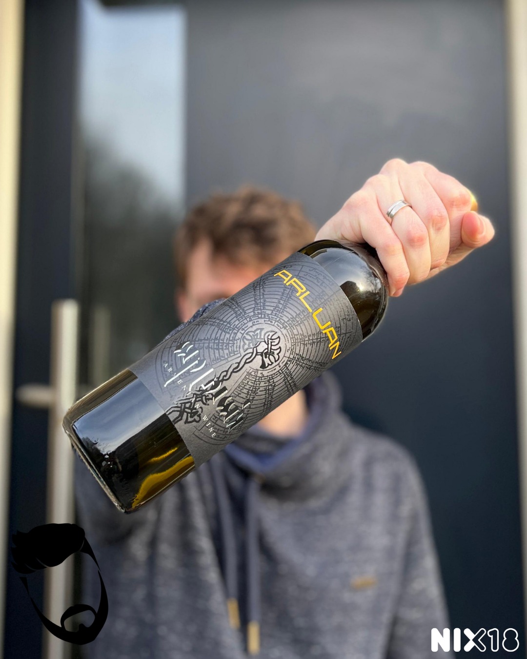 Oerwijn uit 'het gouden bos' van Armenië🍷
Voskevaz White, Arluan Wines, Armenië
De ontdekkingsreis in Armenië gaat door! Deze keer geen rode 'Pinot Noir van het Oosten' maar een elegante en levendige witte. Zeker geen terraswijn, maar een must-taste voor de avonturier🌍 Wat meteen opvalt is de levendige frisheid in de neus, met aroma’s van citrus, bloesem en een vleugje groene kruiden. In schril contrast met het duistere etiket, is dit juist een frisse en pure wijn uit het Armeense hoogland 🗻 De druiven groeien op grote hoogte met zonnige dagen en koele nachten. Dat contrast proef je! Vol fruitig, mooi zuur en een hint van salmiak in de afdronk. Lijkt toch een thema te zijn in Armeense wijn. Qua keuken gaat dit heel goed bij mediterrane visgerechten of gewoon bij een lekkere borrelplank met zachte kazen 🧀. Gaat zelfs verrassend goed met schimmelkaasjes.
Onze beoordeling: 🍼🍼🍼🍼
Wij kregen 'm van @vinodimarco.nl. Richtprijs is €16,99
Benieuwd naar het hele verhaal achter dit bijzondere wijnland? Check de link in bio voor onze laatste blogpost! 💻
Wijnhuis Voskevaz is gelegen in het gelijknamige dorpje Voskevaz, in de Aragatsotn regio. In het Armeens heeft het woord ‘Voskevaz’ een prachtige betekenis, namelijk: ‘Gouden bos’. Naast prachtige natuur heeft deze regio ook een rijke (wijn) historie. In de buurt van het wijnhuis werden er bijvoorbeeld delen gevonden van ‘karases’, de Armeense kleiamforen die in de oudheid gebruikt werden om wijn in te rijpen.
Tijdens de oprichting van het wijnhuis, in 1932, was de Sovjet-Unie aan de macht. Door strenge wetten rondom alcohol was het in die periode verboden om wijn te produceren. Maar de Armeense wijnmakers uit Voskevaz lieten zich niet kennen en hielden de productie in stand.
Deze fles is ter beschikking gesteld door de wijnhandel en is geen betaalde reclame.
#proost #wine #wineenthusiastlife #winefluencer #winelover #wineofinstagram #winestagram #instawine #dewijnvaders #wijn #vaders #prouddad #papa