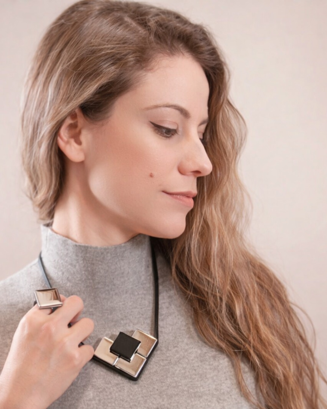Not everything needs to be loud to be seen.
Designed to stand out. Quietly.
#quietluxury #statementjewelrydesign #contemporaryadornment #moderncraft #independentjewellery #minimalstatement