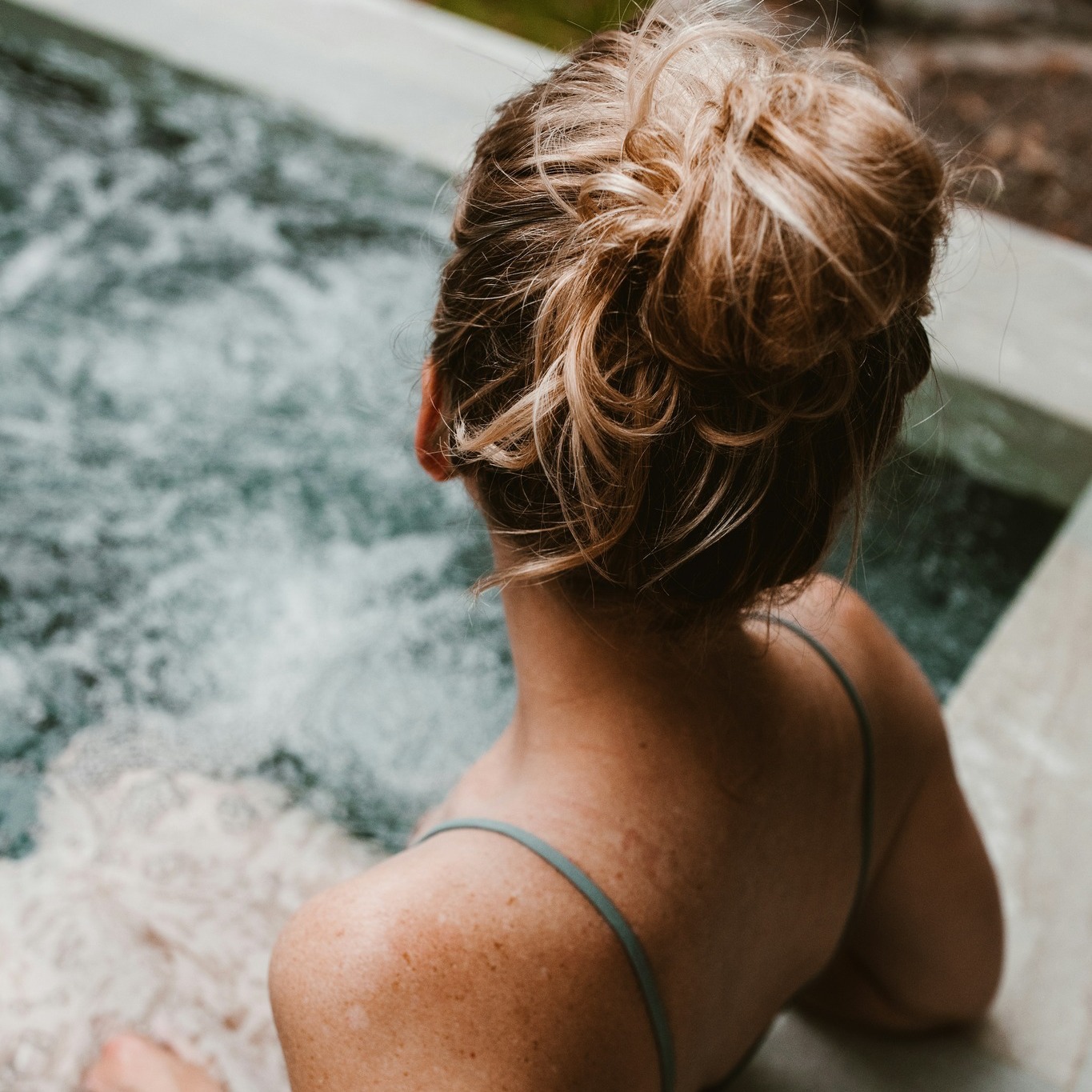 🇬🇧
If you’ve been craving a reset this year in stunning surroundings… this is it.
📍 Molid, Bucovina
Wildflowers. Culture. Mountain air.
And right in the middle of it all, Fox Chalet.
Created by a local family with strong Bucovinan roots, Fox Chalet was designed as a space where you can switch off—and reconnect. It was built around one idea: that a stay here should inspire you to live more consciously long after you leave.
Picture a morning meditation overlooking the Stanișoara Mountains.
Lemon balm tea as the sun rises.
One daily fitness class.
Guided hikes to a local hermitage.
An evening soak in the hot tub.
Before calling it a day, stargazing by the fire.
If you choose to have breakfast, imagine all the goodness this valley has to offer:
Sourdough bread.
Eggs from local farmers.
Local alpine butter and honey.
Vegan options done properly.
Do I need to say more?
Would you go for the spa, the hike, or the culture? Or maybe all of them?
🇷🇴
Dacă ai simțit nevoia unui reset anul acesta, într-un cadru deosebit… acesta este locul.
📍 Molid, Bucovina
Flori de câmp. Istorie. Aer de munte.
Și chiar în mijlocul tuturor, Fox Chalet.
Creat de o familie bucovineană, Fox Chalet a fost gândit ca un spațiu în care să te oprești—și să te reconectezi. A fost construit în jurul unei idei: ca șederea aici să te inspire să trăiești mai conștient mult timp după plecare.
Imaginează-ți o meditație de dimineață cu priveliște spre Munții Stânișoarei.
Ceai de roiniță la răsărit.
O clasă zilnică de fitness.
Drumeții ghidate la schit.
O baie relaxantă în ciubăr seara.
Dacă alegi să servești micul dejun, imaginează-ți toate bunătățile pe care această vale le oferă: Pâine cu maia. Ouă de la gospodărie. Unt și miere locală. Opțiuni vegane făcute cu grijă.
Mai e nevoie să spunem ceva?
Ai alege spa-ul, drumeția sau cultura? Sau poate pe toate?
🔗// Learn more in our bio link
#FoxChalet | #Bucovina | #ValeaSalatrucului | #CazariUnice | #CalatorieLenta | #RetreatRomania | #ConectareCuNatura | #ExperienteAutentice #visitromania #visitbucovina #wellnessromania #wellness #bucovinaretreat #cazareinbucovina