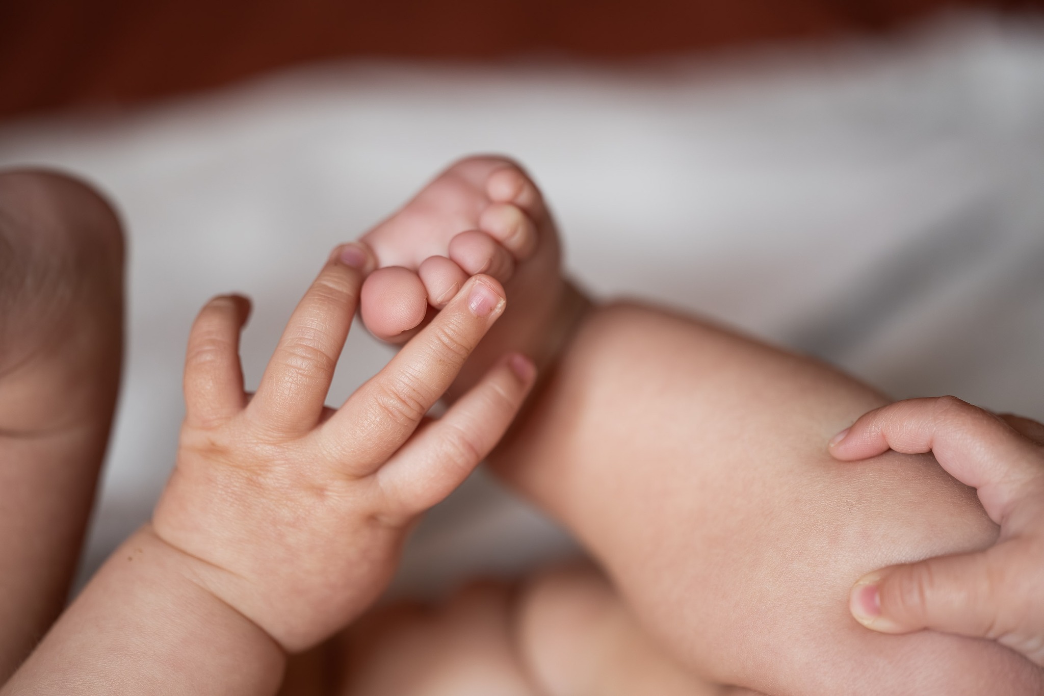 Je sais déjà que ces petits détails me manqueront terriblement.
Ces petites mains qui s’agrippent à mes joues, ces petits yeux qui me dévorent au réveil, ces petits bourrelets que je dévore de bisous.
Tout ce qui semble si simple aujourd’hui, deviendra un jour infiniment précieux.
Et moi, je voudrai me souvenir de tout…