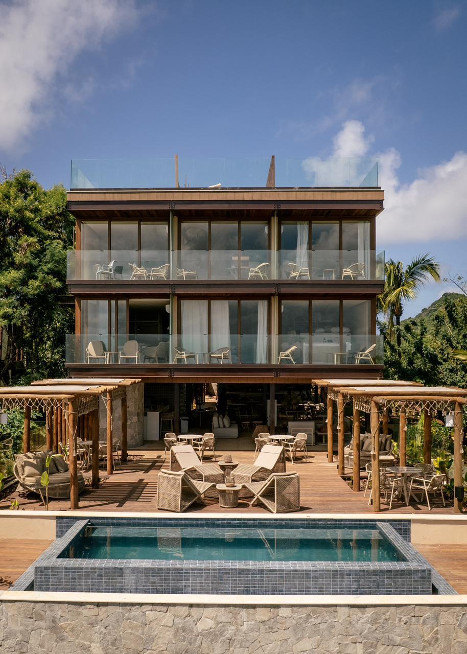 Na Pousada Filó, em Fernando de Noronha, o projeto de isolamento acústico foi desenvolvido para garantir privacidade e tranquilidade aos hóspedes, elementos essenciais no setor de hotelaria.
Em destinos onde a experiência de descanso é parte fundamental da estadia, reduzir a transmissão sonora entre os espaços garante o conforto, relaxamento e bem-estar.
As soluções técnicas tornam o ambiente ainda mais acolhedor, onde o silêncio também faz parte do cuidado com quem se hospeda.
Responsáveis: @deborabarretto e @jessicasampaioa
Obra: @directrizengenharia