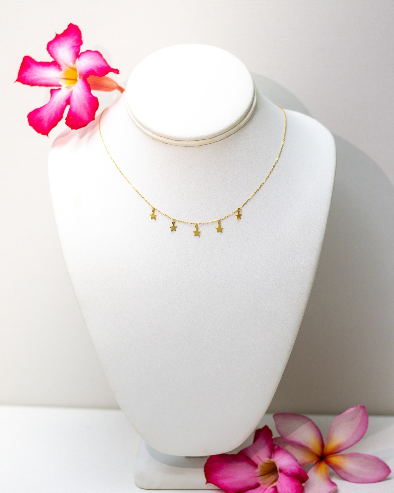 La tendance céleste. 🌟
Laissez-vous séduire par la magie de notre collier constellé de petites étoiles en or. Un bijou léger et étincelant qui danse à chacun de vos mouvements, comme une pluie de lumière autour de votre cou. 🌙
📍 Retrouvez-nous en boutique pour l'essayer : 27 bis rue du Père Collette, Papeete à côté de la Marquisienne.
Nous sommes ouvert de 8h à 16h30 du lundi au vendredi et de 8h à 12h30 le samedi
𝗨𝗻 𝘀𝗲𝗿𝘃𝗶𝗰𝗲 𝘁𝗼𝘂𝗷𝗼𝘂𝗿𝘀 𝗽𝗹𝘂𝘀 𝗽𝗿𝗼𝗰𝗵𝗲 𝗱𝗲 𝘃𝗼𝘂𝘀 ∙ 𝗨𝗻 𝗻𝗲𝘁𝘁𝗼𝘆𝗮𝗴𝗲 𝗱𝗲 𝘃𝗼𝘀 𝗯𝗶𝗷𝗼𝘂𝘅 𝗼𝗳𝗳𝗲𝗿𝘁 𝗮̀ 𝗩𝗜𝗘
#étoiles #tahiti #orjaune #bijoux