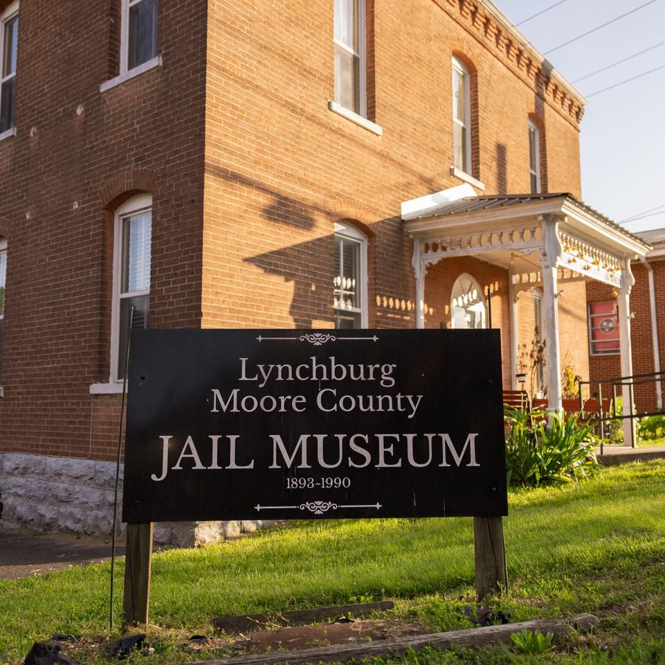 You can’t come to Lynchburg without stopping by the Moore County Jail Museum! 🚨
Not only is the museum a Lynchburg landmark…it’s also full of artifacts and memorabilia from the old Lynchburg jail that operated for almost a century!
You can visit Thursday-Saturday from Noon to 3pm!
📍231 Main St