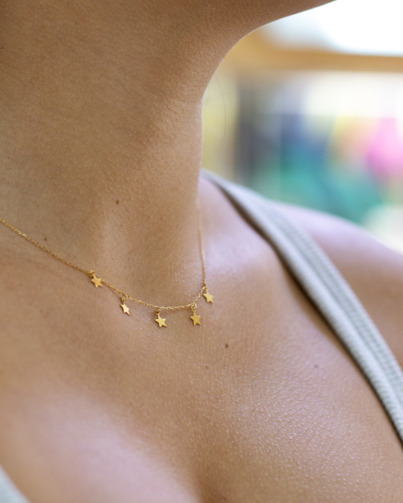 La tendance céleste. 🌟
Fine, délicate et terriblement chic : l'accumulation de petites étoiles est le détail mode indispensable de la saison. Porté seul pour un look épuré ou en layering avec d'autres chaînes Enzor, ce collier ne vous quittera plus.
📍 Retrouvez-nous en boutique pour l'essayer : 27 bis rue du Père Collette, Papeete à côté de la Marquisienne.
Nous sommes ouvert de 8h à 16h30 du lundi au vendredi et de 8h à 12h30 le samedi
𝗨𝗻 𝘀𝗲𝗿𝘃𝗶𝗰𝗲 𝘁𝗼𝘂𝗷𝗼𝘂𝗿𝘀 𝗽𝗹𝘂𝘀 𝗽𝗿𝗼𝗰𝗵𝗲 𝗱𝗲 𝘃𝗼𝘂𝘀 ∙ 𝗨𝗻 𝗻𝗲𝘁𝘁𝗼𝘆𝗮𝗴𝗲 𝗱𝗲 𝘃𝗼𝘀 𝗯𝗶𝗷𝗼𝘂𝘅 𝗼𝗳𝗳𝗲𝗿𝘁 𝗮̀ 𝗩𝗜𝗘
#étoiles #tahiti #orjaune #Enzor