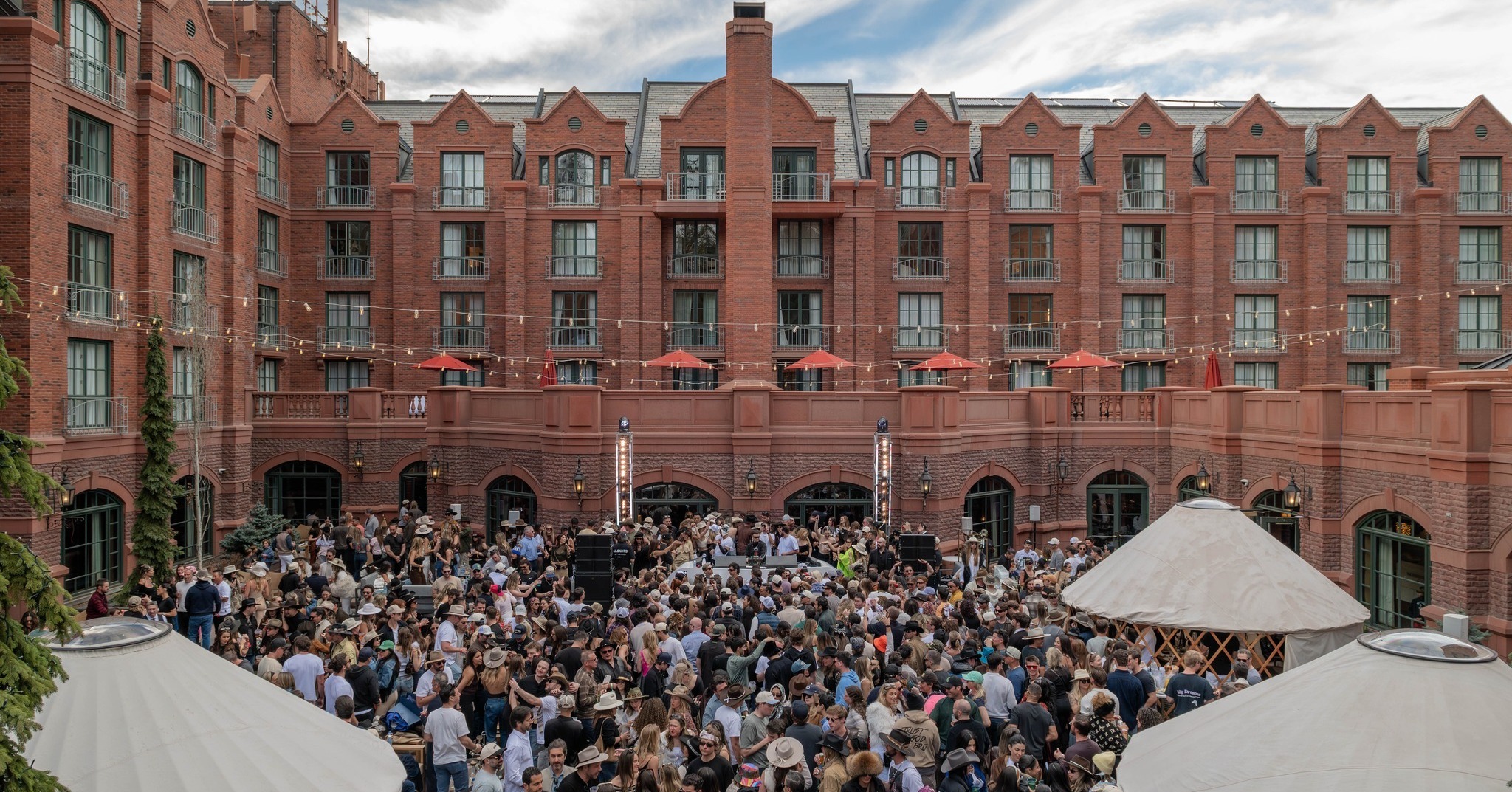 End of après season is creeping in… but the energy is still at peak. ☀️\
Sun’s out, decks out — Michael Bibi delivered a high-energy set while our lighting design elevated every beat and transition.
Intentional production is what transforms live entertainment into a moment where the crowd, the visuals, and the music all lock in.
Final Countdown starts now...
🎤: @kevinw_win
💡: @the_mr.cox @emmet_hoodgarcelon
📸: @jayscreations.42
#EventProduction #LiveEventProduction #EventProfs #ExperientialEvents
#EventDesign #ProductionDesign #LuxuryEvents #CorporateEvents #FestivalProduction #EventPlanners #AVServices #AudioVisual