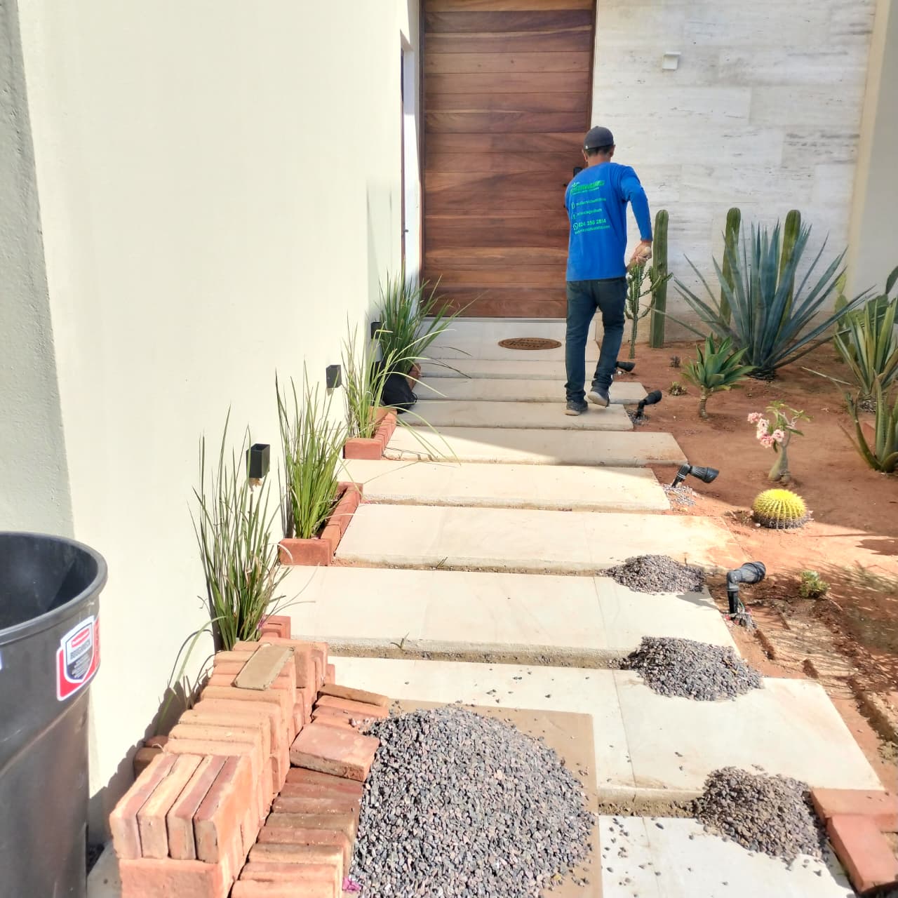 Transformamos entradas en experiencias desde el primer paso. ✨🏡
Estamos trabajando en un nuevo proyecto donde combinamos diseño, funcionalidad y estética: huellas de cemento que marcan el camino y jardin desertico que aporta diseño y bajo mantenimiento.
Cada detalle está pensado para darle personalidad a tu hogar desde la fachada, creando una primera impresión que realmente destaque.
Muy pronto te mostraremos el resultado final… 👀🔥
Porque no se trata solo de construir, se trata de crear espacios que se disfrutan.