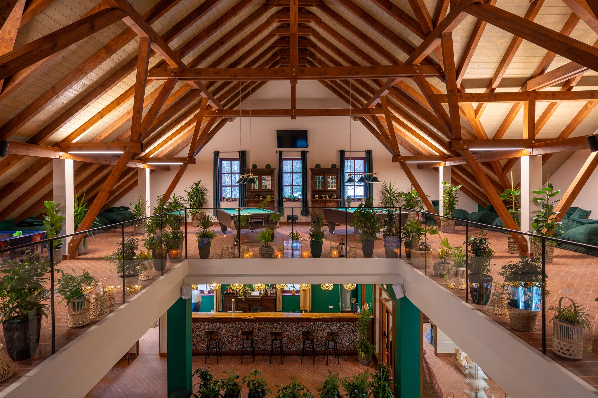 Van az a hely, ahol elsőre jól érzed magad…
és utána mindig visszavágysz.
Nálunk minden este egy új élmény.
👉 Te voltál már nálunk?
#ForestLodgeTusnad #BowlingTime #ÉlményHely
#VisszatérősHely #GoodVibesOnly