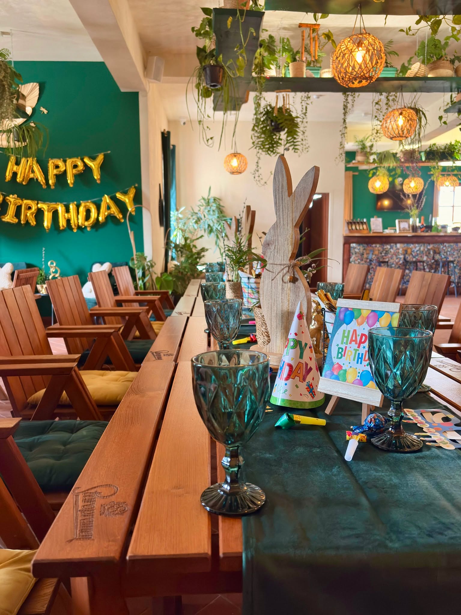 Unod a „leülünk egy asztalhoz és tortázunk” szülinapokat?
Nálunk a születésnap élmény: játék, nevetés, mozgás és közös pillanatok. 🎳
Bowling, flipper, biliárd, italok – minden adott ahhoz, hogy ez a nap tényleg rólad szóljon.
👉 Te inkább bulizós vagy chill szülinapot szeretsz?
#SzületésnapForestLodgeban #BowlingBuli #ÉlménytAjándékba
#SzülinapMásképp #TusnádfürdőProgram #ÜnnepeljVelünk