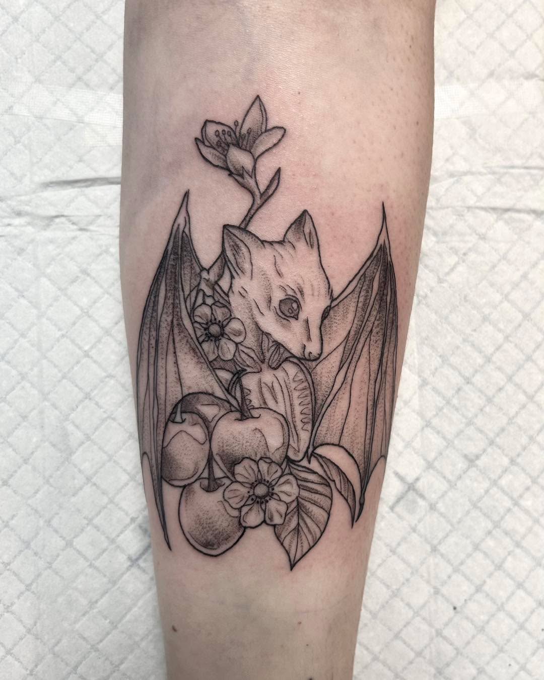 Love love loveeee this fresh fruity bat piece done by Ashlyn today! 🦇🍒🍓🖤😍
#blackballtattoo #midlandmi #michigantattooartist #freshink #ashlynhaventattoos