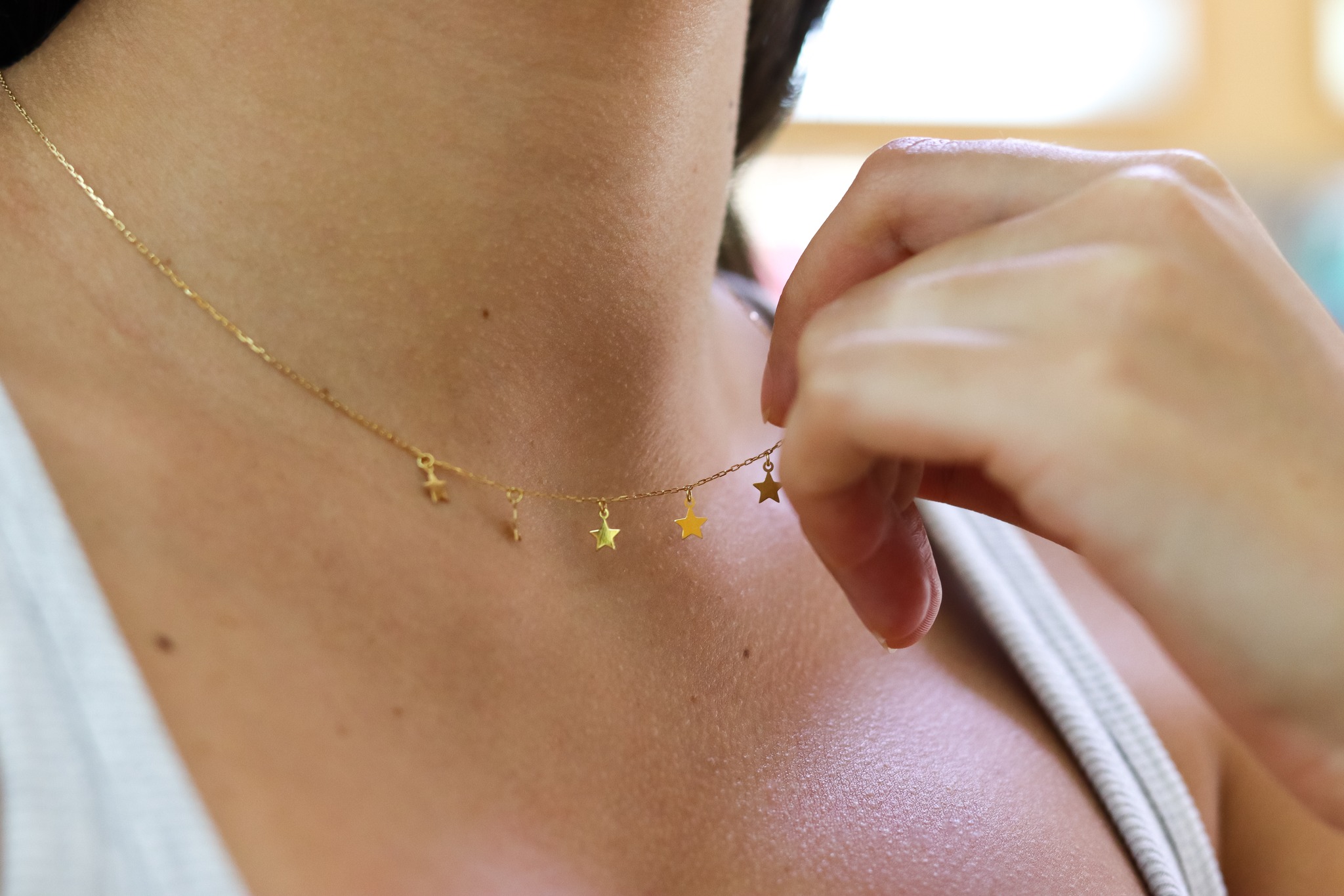 La tendance céleste. 🌟
Fine, délicate et terriblement chic : l'accumulation de petites étoiles est le détail mode indispensable de la saison. Porté seul pour un look épuré ou en layering avec d'autres chaînes Enzor, ce collier ne vous quittera plus.
📍 Retrouvez-nous en boutique pour l'essayer : 27 bis rue du Père Collette, Papeete à côté de la Marquisienne.
Nous sommes ouvert de 8h à 16h30 du lundi au vendredi et de 8h à 12h30 le samedi
𝗨𝗻 𝘀𝗲𝗿𝘃𝗶𝗰𝗲 𝘁𝗼𝘂𝗷𝗼𝘂𝗿𝘀 𝗽𝗹𝘂𝘀 𝗽𝗿𝗼𝗰𝗵𝗲 𝗱𝗲 𝘃𝗼𝘂𝘀 ∙ 𝗨𝗻 𝗻𝗲𝘁𝘁𝗼𝘆𝗮𝗴𝗲 𝗱𝗲 𝘃𝗼𝘀 𝗯𝗶𝗷𝗼𝘂𝘅 𝗼𝗳𝗳𝗲𝗿𝘁 𝗮̀ 𝗩𝗜𝗘
#étoiles #tahiti #orjaune #bijoux