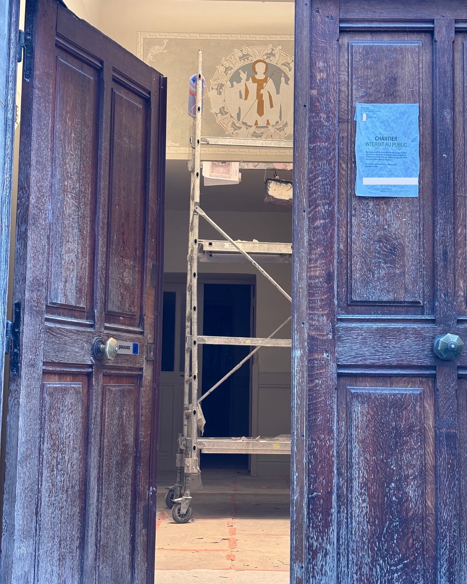 Chantier en cours de réalisation à Paris dans un lieu emblématique de la capitale. Création de frises et fresques en étroite collaboration avec l'architecte en charge du projet, la paroisse et la mairie de Paris. #peintreendecor #savoirfairefrancais #decorativepainting #artsacré