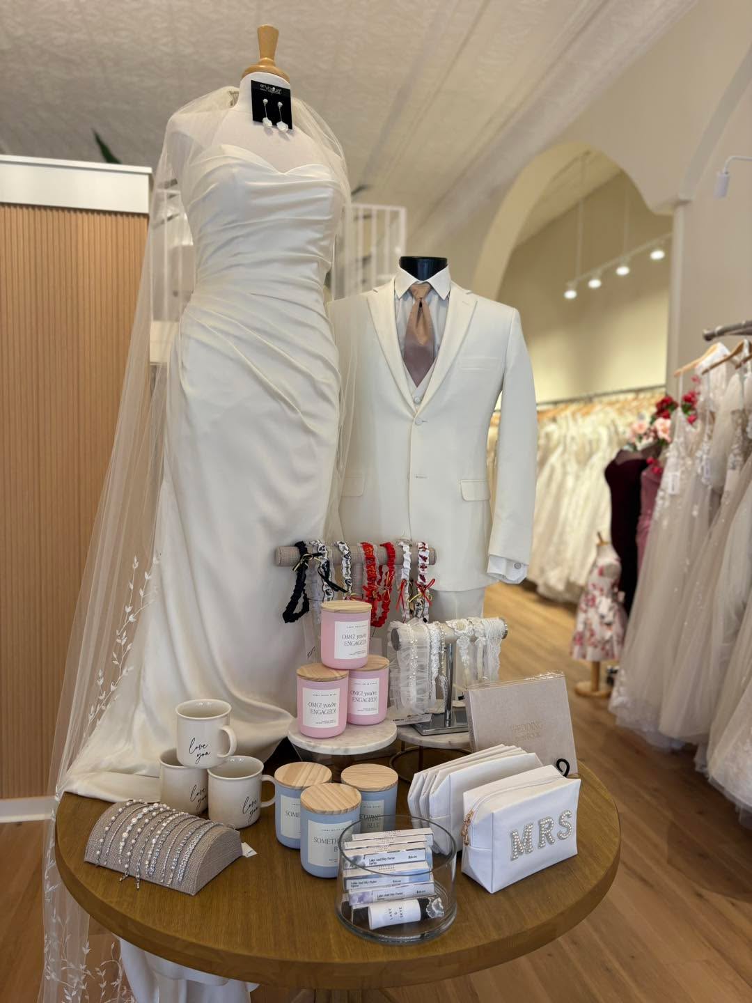 The ultimate gift guide for the bride-to-be in your life! 🤍 Perfect for engagement parties, bridal showers, or bachelorette celebrations—filled with all the little treasures to make her feel loved & spoiled. ✨