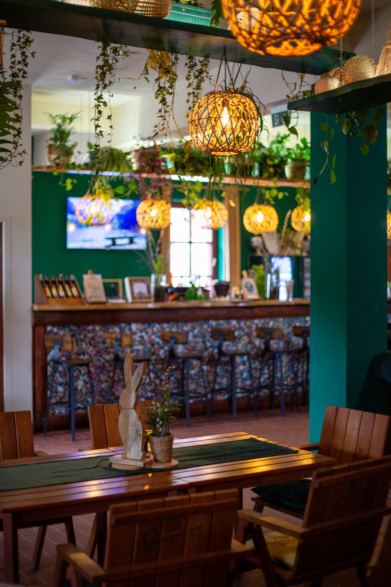 Az igazi program nem az, amit csináltok – hanem akikkel együtt vagytok.
Nálunk a nevetés, a játék és a hangulat automatikusan jön.
Csocsó, bowling, flipper vagy csak egy ital a bárban…
👉 Kit hoznál el magaddal ide? Taggeld! 👇
#BarátiProgram #ForestLodgeÉlmény #NevetésGarantált
#BowlingBarátokkal #KözösÉlmények #TusnadVibes