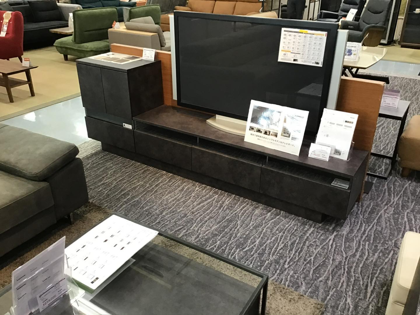 【空間をデザインするテレビボード】
\置くだけでお部屋がオシャレに見える家具/
いつも当店のInstagramをご覧いただき
ありがとうございます😊
本日、ご紹介する商品はコチラ💁♀️
↓↓↓
『テレビボード』
リビングの中心にあるテレビ📺
実は
テレビボード選びで
お部屋の雰囲気は大きく変わります。
例えば
◎木の温もりを感じるデザインなら
ナチュラルでほっと落ち着く空間に
◎ブラック系なら
ホテルライクな大人のリビングに
◎お部屋を少しでも広く見せたいなら
ロータイプスタイルを
…etc
リビングのテイストを決める
✨主役級の家具✨
①収納
②デザイン
③バランス
これら全てを叶えてくれる
選び方ひとつで
グッとお洒落に整えてくれます。
家族が自然と集い
毎日くつろぎたい場所だからこそ、
あなた好みのテレビボードで
お部屋づくりを
もっと楽しんでみませんか?
………………………………………………
是非、
店頭までお越しいただき
あなたのイメージを大切に
『サイズ』
『カラー』
『素材感』
ひらめきを大切に選んでください♪
皆さまのご来店を
心より
お待ちしております🌱
===================
インテルナかわはた🏠
創業100年の家具専門店
その他商品紹介や
イベント・キャンペーン情報は
コチラ▶︎▶︎▶︎@kawahata_interior
埼玉県に4店舗(川越店・坂戸店・和光店・所沢店)を展開
https://www.kawahata.co.jp/
〒350-0032
埼玉県川越市大仙波635-1
営業時間 / 10:00〜19:00(年中無休)
TEL / 049-277-6911
#インテリア
#家具
#インテリアデザイン
#家具専門店
#インテリアショップ
#インテリア家具
#インテリア好きと繋がりたい
#インテリア好き
#無垢材
#無垢材家具
#無垢材の家具
#家具選び
#家具デザイン
#家具工房
#家具探し
#家具好き
#家具好きの人と繋がりたい
#自然素材のインテリア
#自然素材の家具
#埼玉家具
#家具専門
#テレビボード
#テレビボードのある暮らし
#テレビ台
#テレビ台収納
#家具デザイン
#お気に入りの家具
#お気に入りのインテリア
#インテルナかわはた