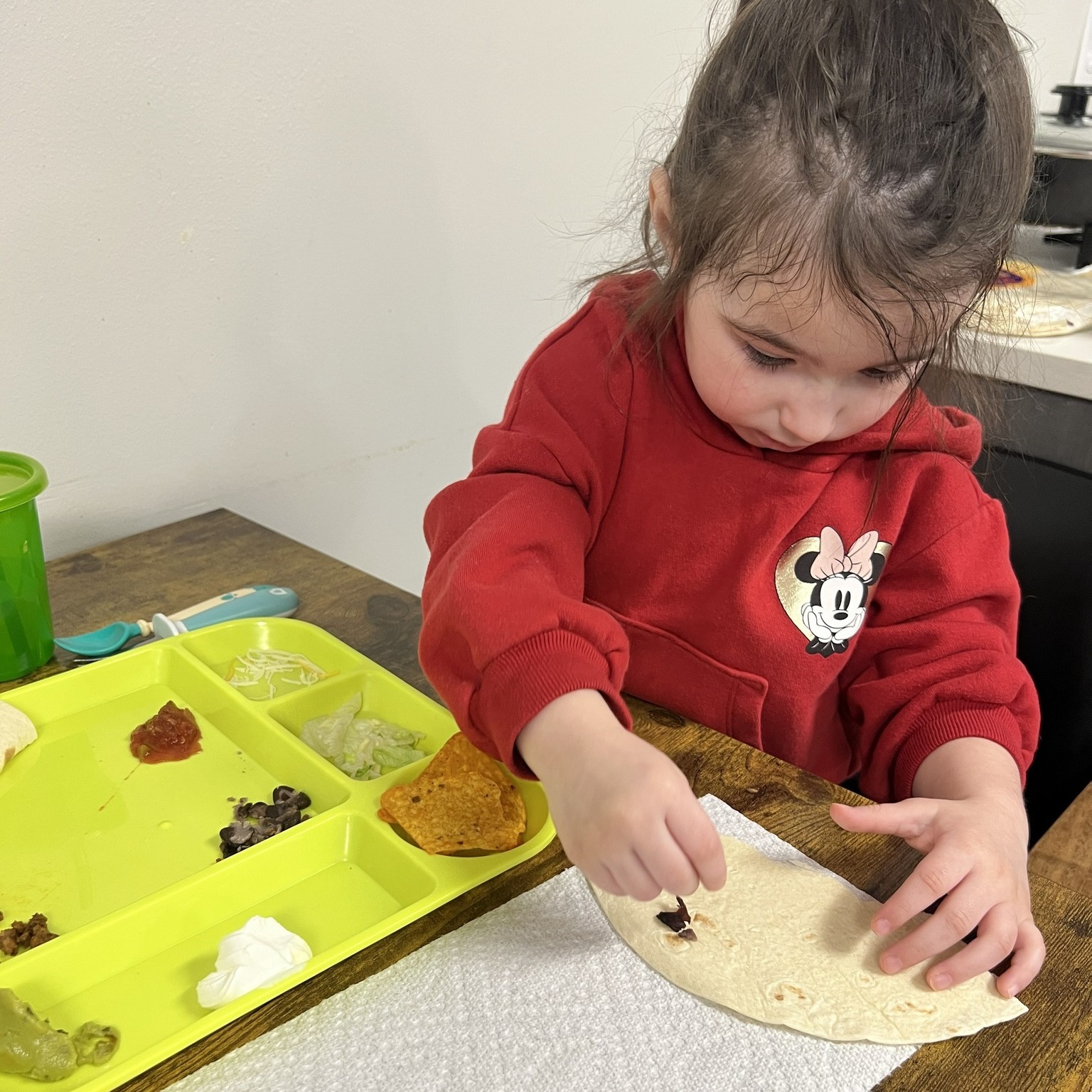 Progress at home can look different than in therapy—and that’s okay! If your little one took five bites in therapy but only touches it at home, that’s still a win. 🥳
Here are 5 tips to help new foods feel familiar and fun at home:
✨ Keep it low-pressure
✨ Offer tiny bites or a “learning plate”
✨ Pair new foods with favorites
✨ Practice outside mealtimes (cutting, mashing, painting with puree, cooking, grocery store “food detective” games, smelling spices, sorting foods by color/texture)
✨ Praise effort, not how much is eaten
At home, the goal is comfort and curiosity—let mealtime be about exploring, not just eating! 🍎🫛🍔