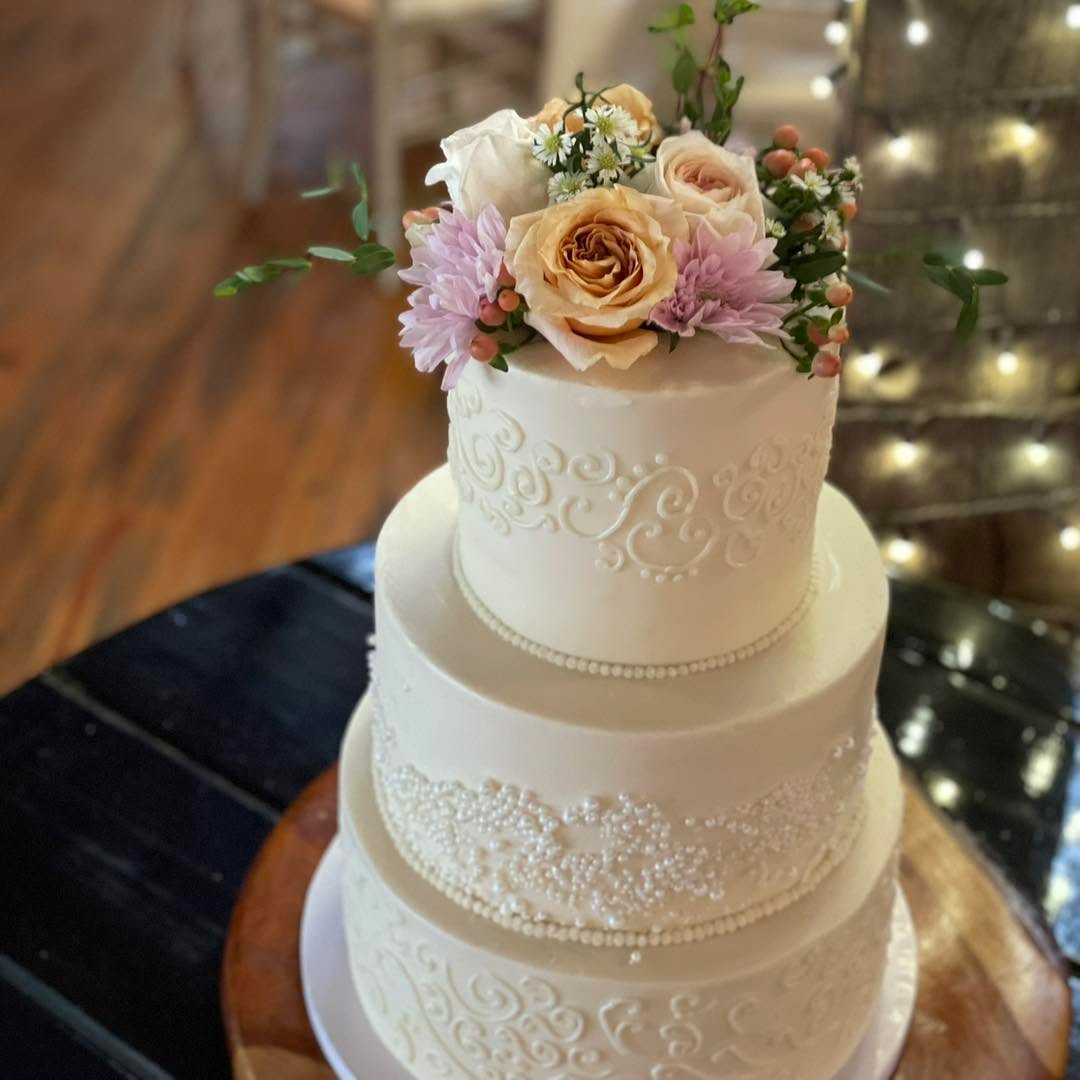 Welcome to the calm before the wedding season begins 😆 Now is the time to play catch up on posting and order requests, including this wedding cake from last summer 💍
I loved designing and making this cake last year, with hand-piped scrollwork and lots of edible pearls! A touch of fresh flowers and being set in the beautiful Sorella Farms makes this one of my favorite cakes to date ☺️ The happiest of wishes to the couple as they continue on their marriage journey!
If you’re engaged to be married, check out the wedding page on FrostEatLove.net as it’s full of inspiration, flavors, availability, a wedding request form, and even order your customized wedding cake sampler!