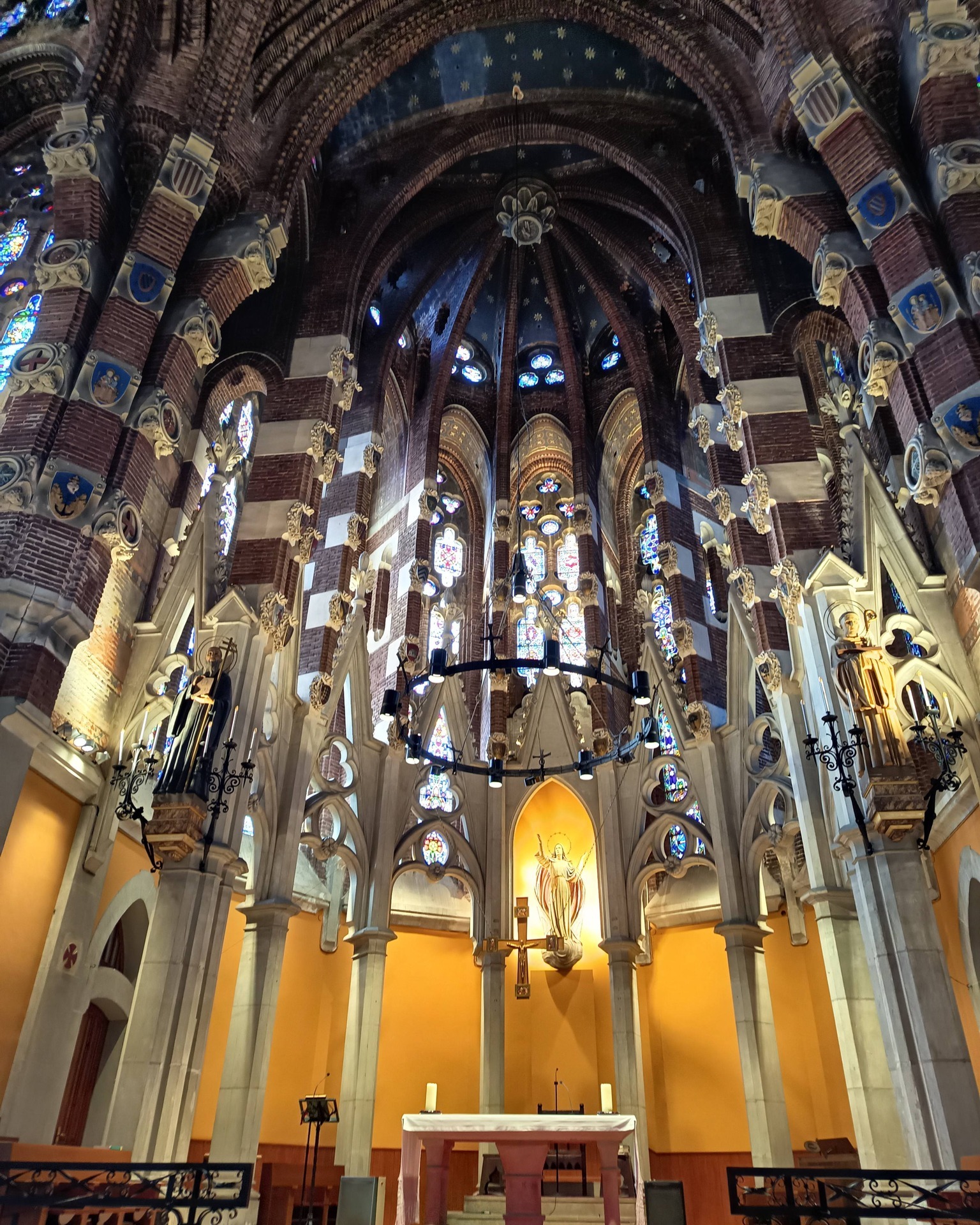 We had a very interesting tour of the Monestir de Santa Maria de Valldonzella. It's been in the area since 1098 but the current church was built between 1913 - 1922. You can join us on one of our tours to other locations.
#iwc_barcelona #iwc_bcn #IWCB