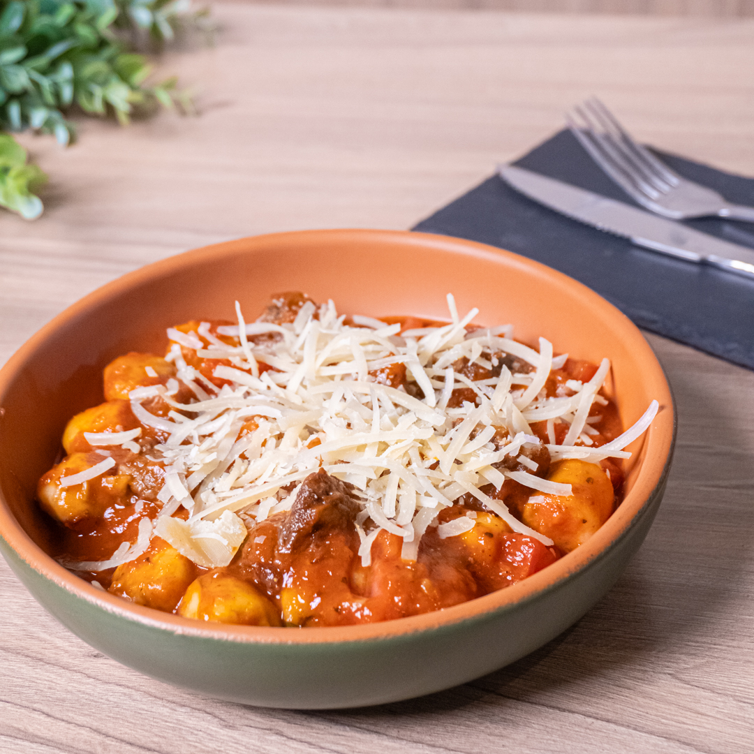 Sabia que vocĂȘ pode escolher entre Fettuccine, Penne ou Nhoque nas suas massas aqui na Sweet Skull? đ
Nossa sugestĂŁo pra essa quarta Ă© Nhoque com molho pomodoro, filĂ© mignon em cubos, manjericĂŁo, tomate e parmesĂŁo. D-E-L-I-C-Ă-A! đđ„°
đ” Delivery ou Retirada: Link na Bio
â°Seg. a Sex. das 11h Ă s 21h
âSĂĄb., Dom. e feriados: Fechado
#SweetSkull #ConfeitariaSkull #massa #pasta #mignon #nhoque #pomodoro #parmesĂŁo