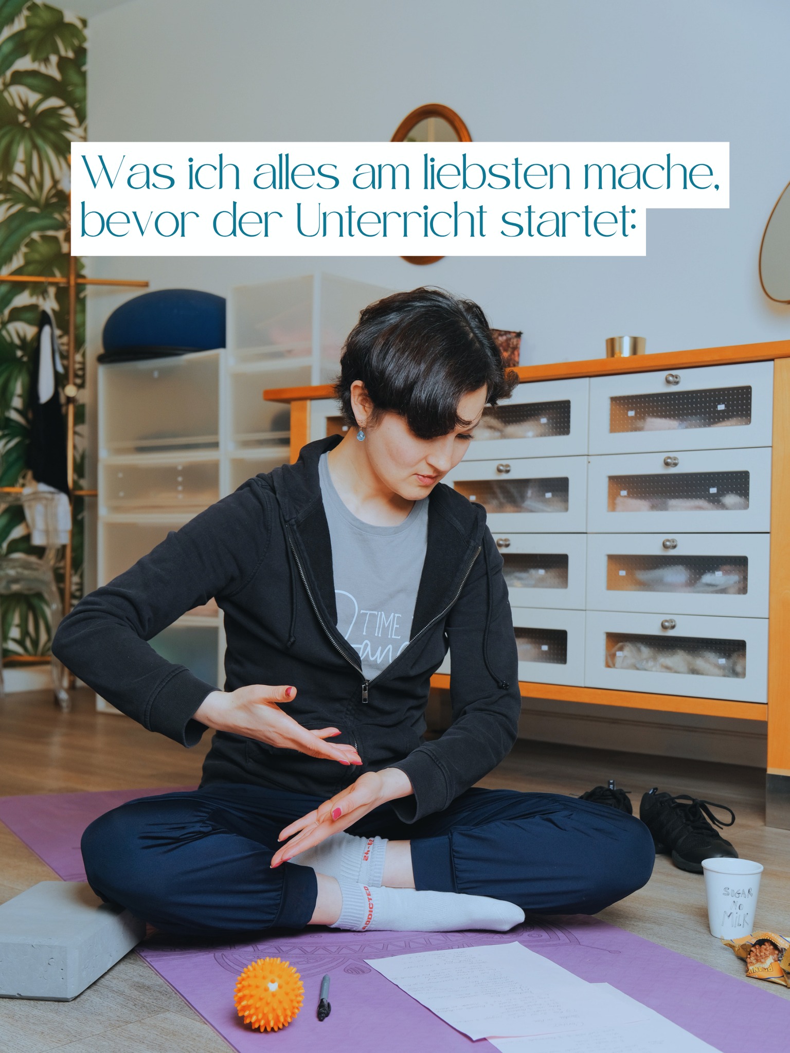 Vor dem Ballettunterricht hilft es mir, bewusst ein paar Momente für die eigene Vorbereitung zu nehmen:
✨ Ausreichend dehnen und mobilisieren
✨ Floor Barre & Conditioning für Kraft und Kontrolle
✨ Und die letzte Stunden-Nachbereitung nochmal in Ruhe durchgehen Es ist fast wie so ein kleiner Reset.
Und genau aus diesem Moment heraus entsteht dann ganz natürlich der Übergang: von der eigenen kleinen Me-Time in die gemeinsame Zeit im Unterricht.Von bei sich ankommen zu zusammen arbeiten, tanzen und wachsen. 💫🩰🥰
Photo @yali_chen911 ✨️