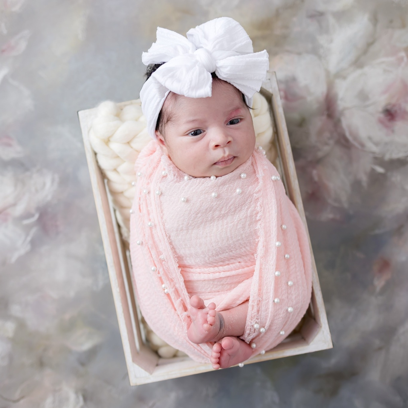 Newborn sessions are never rushed.
Babies set the pace.
We stop for feeding
snuggles
diaper changes
Patience is part of the process. ;)