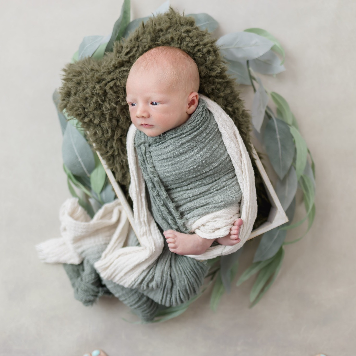 Newborn outfit tip:
Keep it simple and neutral.
Soft creams, whites, and pastels create timeless photos that keep the focus on your baby.
